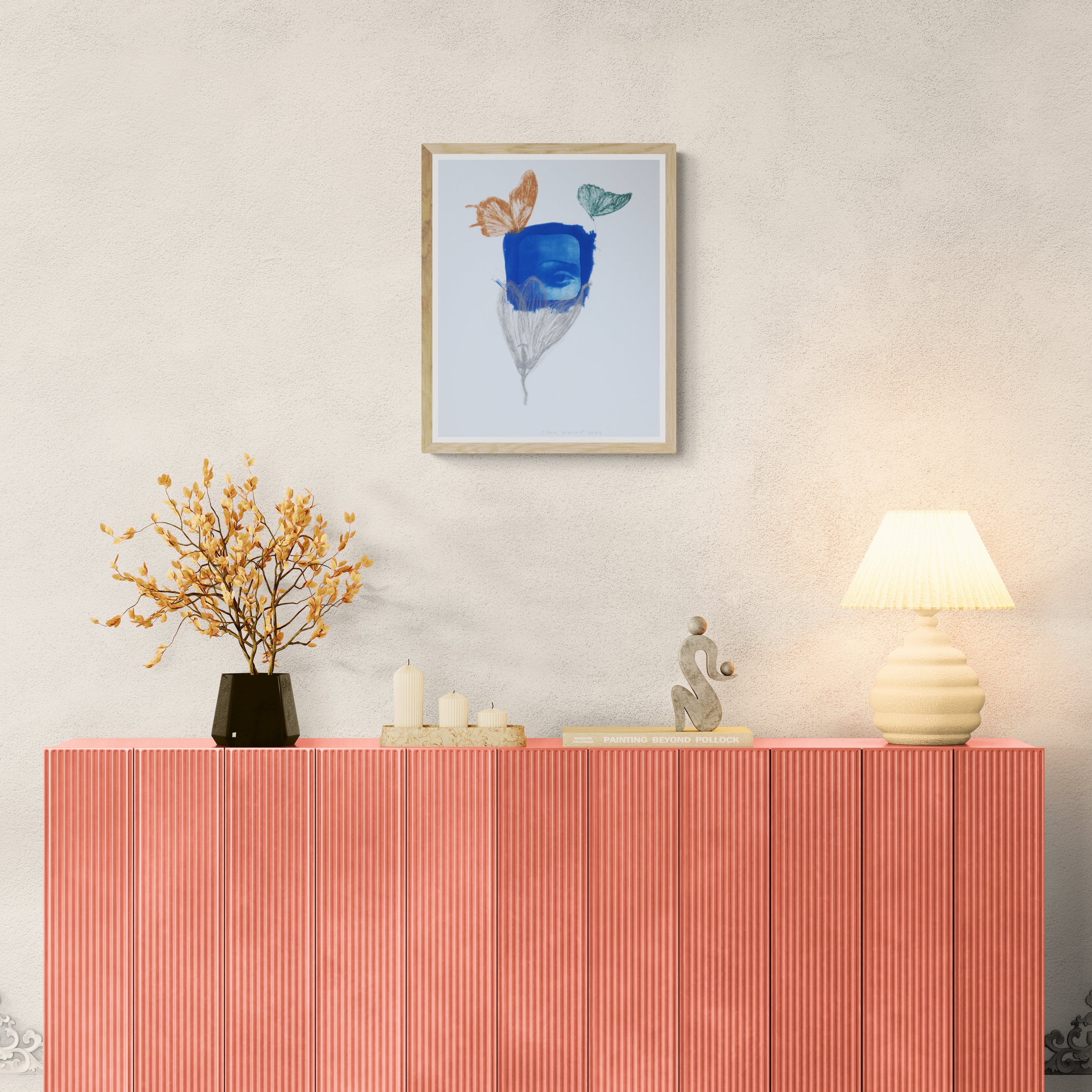 Œuvre de la collection Memoria encadrée, cyanotype et gravure sur papier, motif de papillons et d’un œil évoquant le regard, présentée en intérieur.