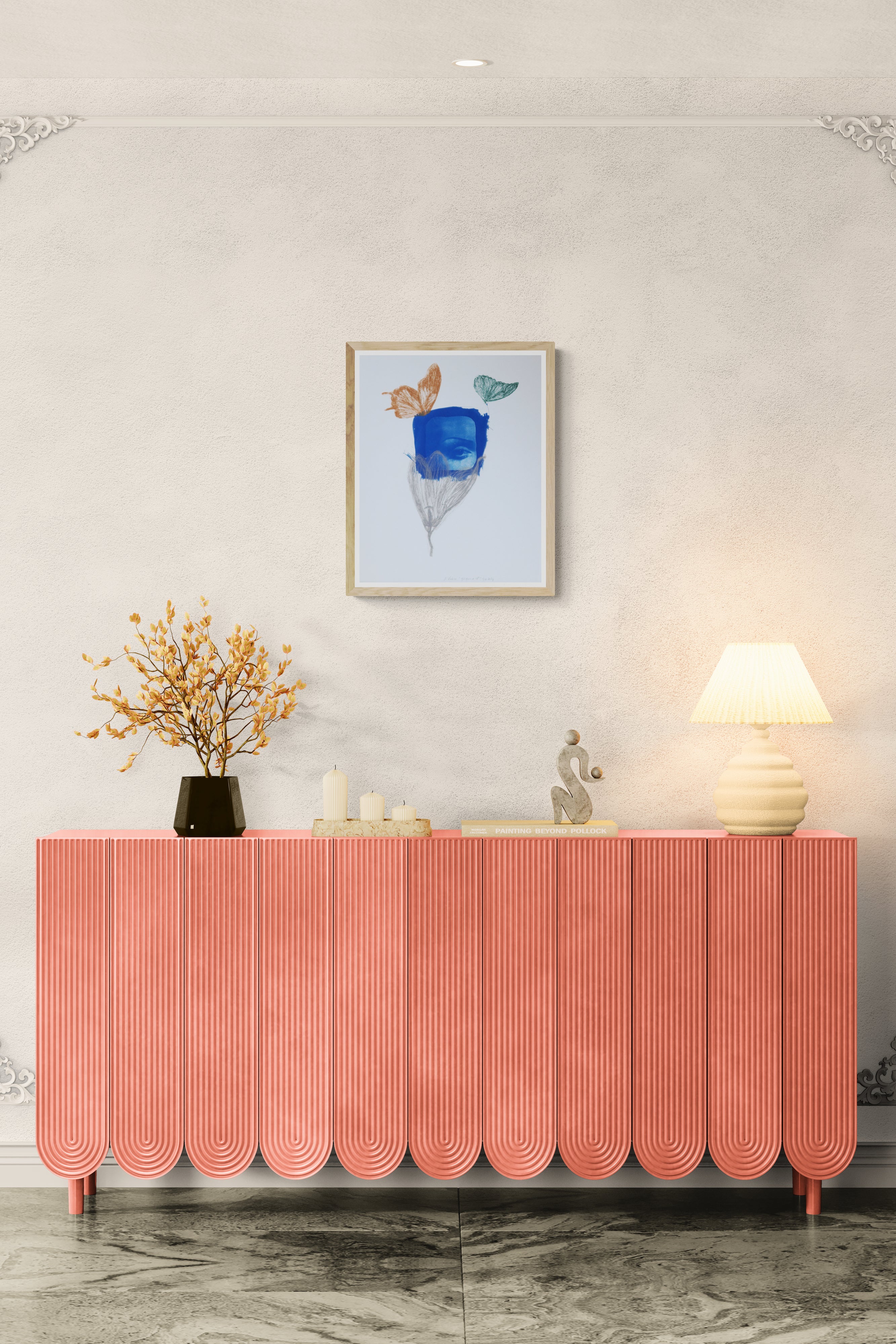 Œuvre de la collection Memoria encadrée, cyanotype et gravure sur papier, motif de papillons et d’un œil évoquant le regard, présentée en intérieur.