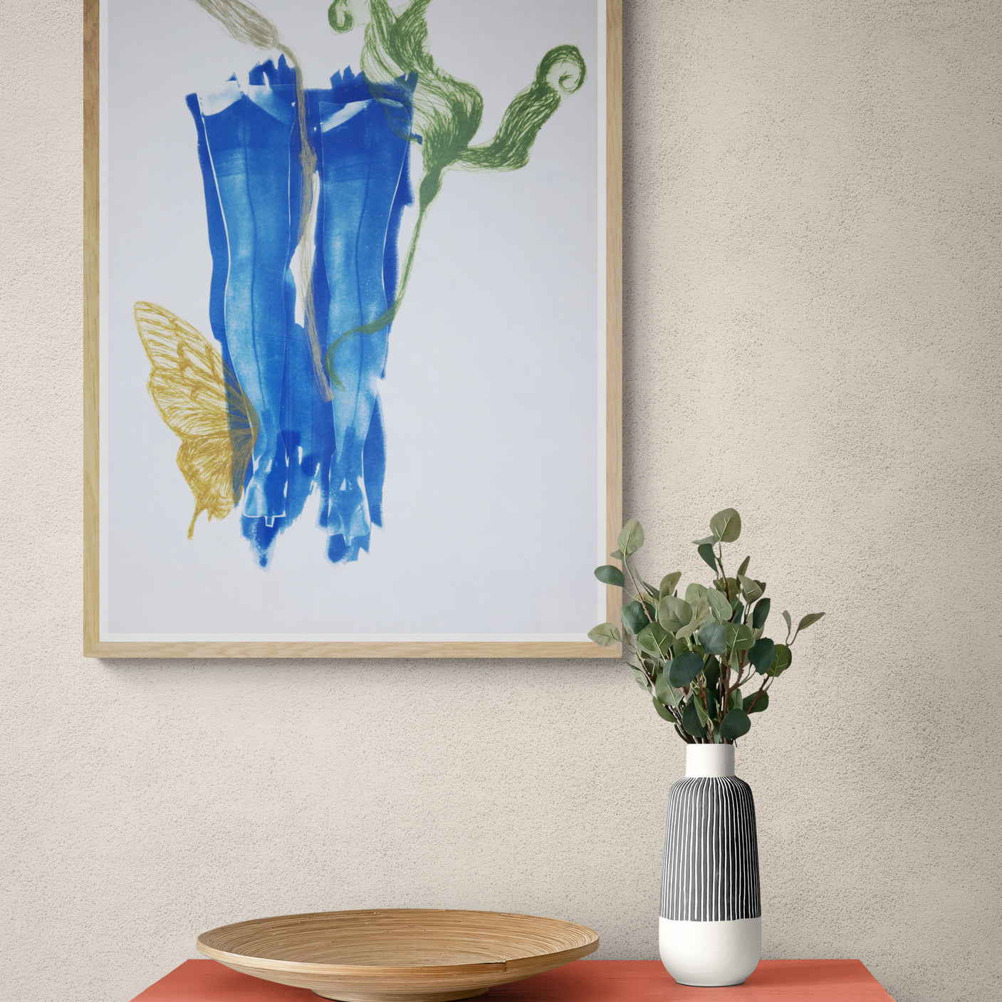 Œuvre de la collection Memoria encadrée, cyanotype et gravure sur papier, motif de talons et de papillon, présentée en intérieur.