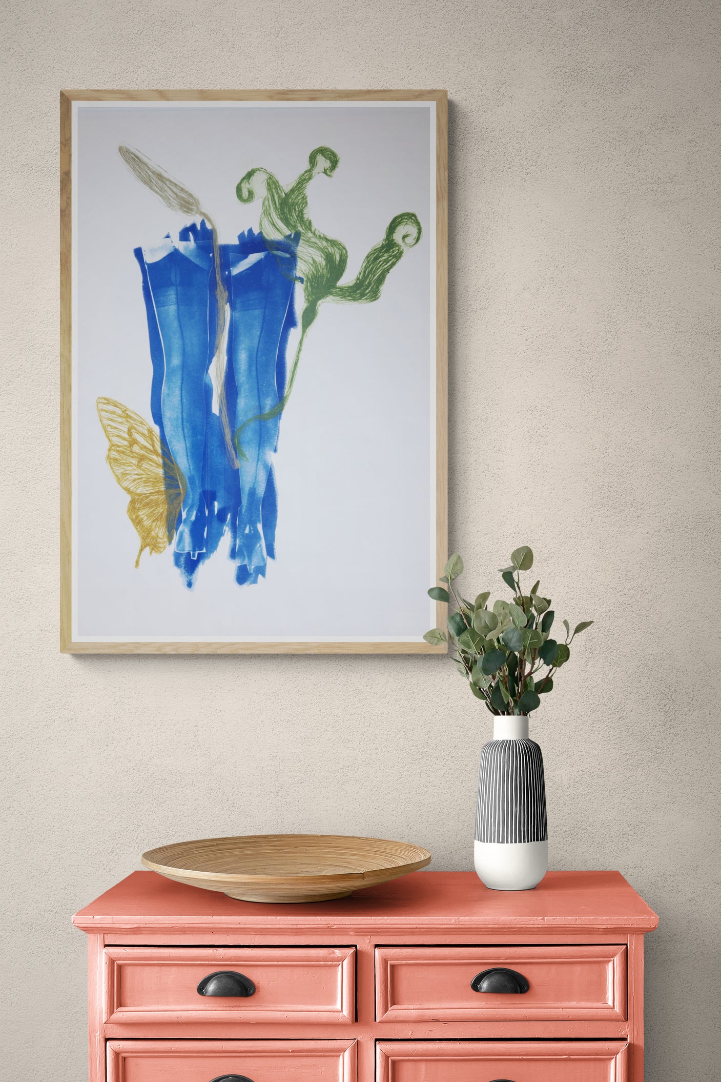 Œuvre de la collection Memoria encadrée, cyanotype et gravure sur papier, motif de talons et de papillon, présentée en intérieur.
