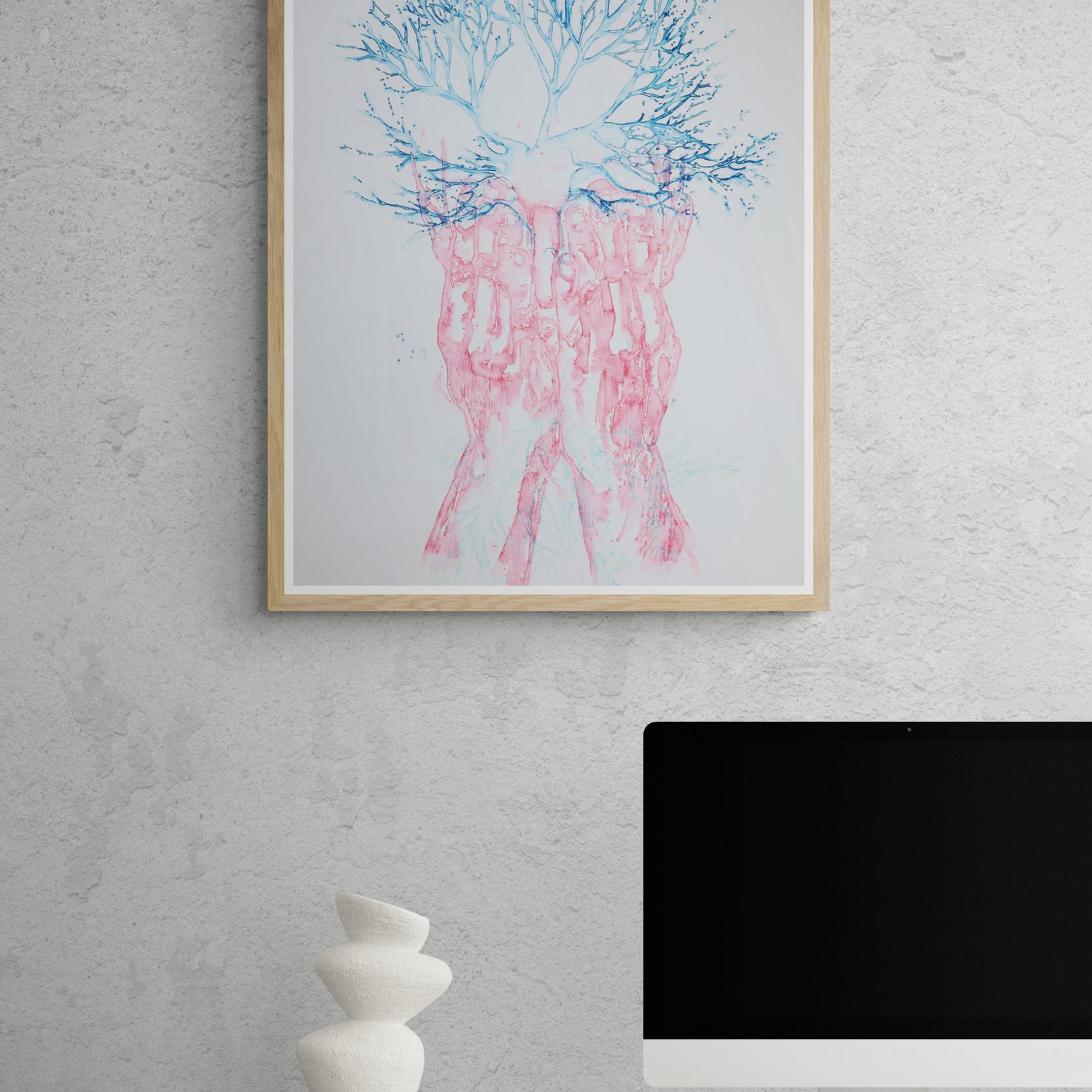 Œuvre de la collection Métamorphe encadrée, aquarelle sur papier, motif d’arbre, de visage et de mains, avec des branches fondues avec le visage, présentée en intérieur.