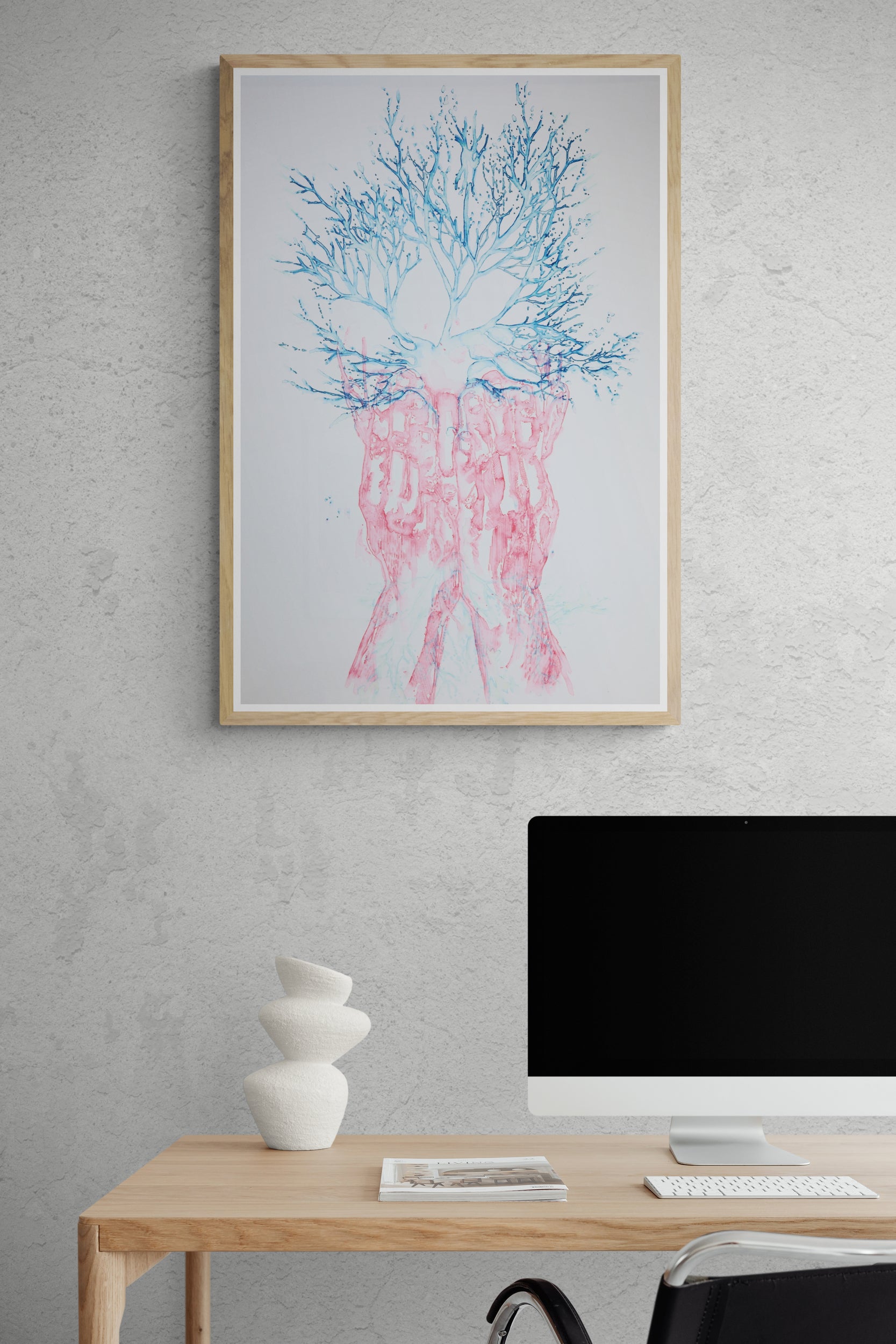 Œuvre de la collection Métamorphe encadrée, aquarelle sur papier, motif d’arbre, de visage et de mains, avec des branches fondues avec le visage, présentée en intérieur.