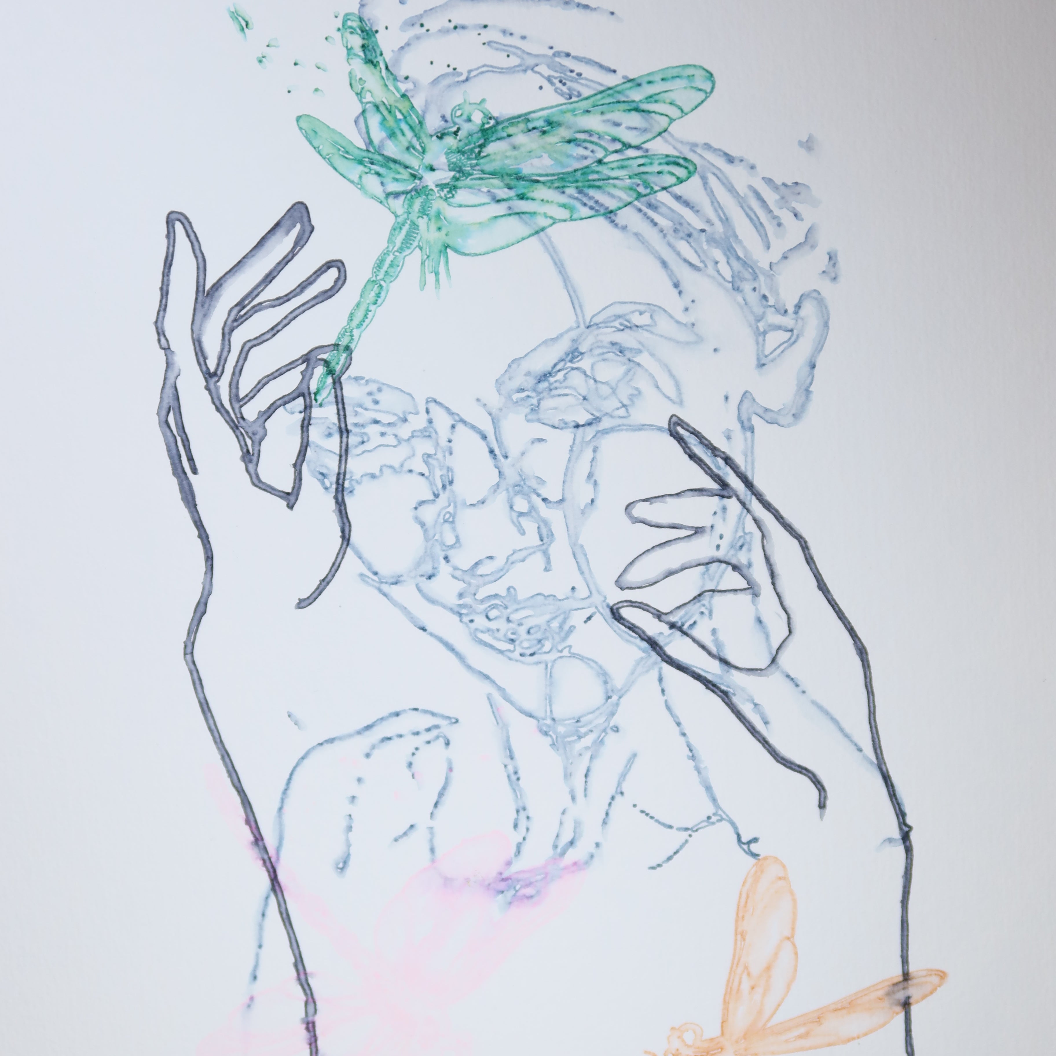 Œuvre originale de la collection Métamorphe, aquarelle sur papier, motif de libellules, de visage et de mains, aux teintes bleu, vert et rose.
