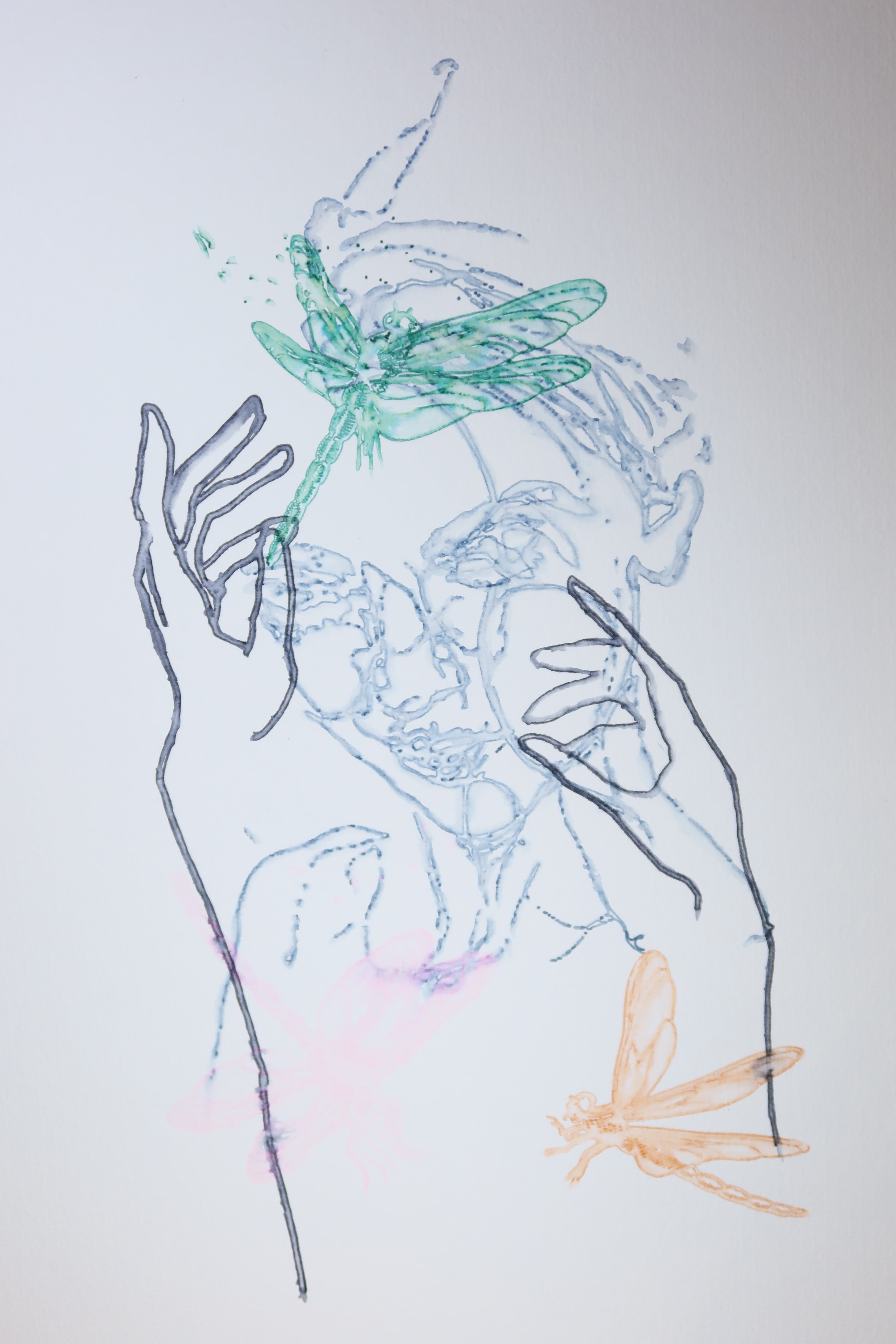 Œuvre originale de la collection Métamorphe, aquarelle sur papier, motif de libellules, de visage et de mains, aux teintes bleu, vert et rose.