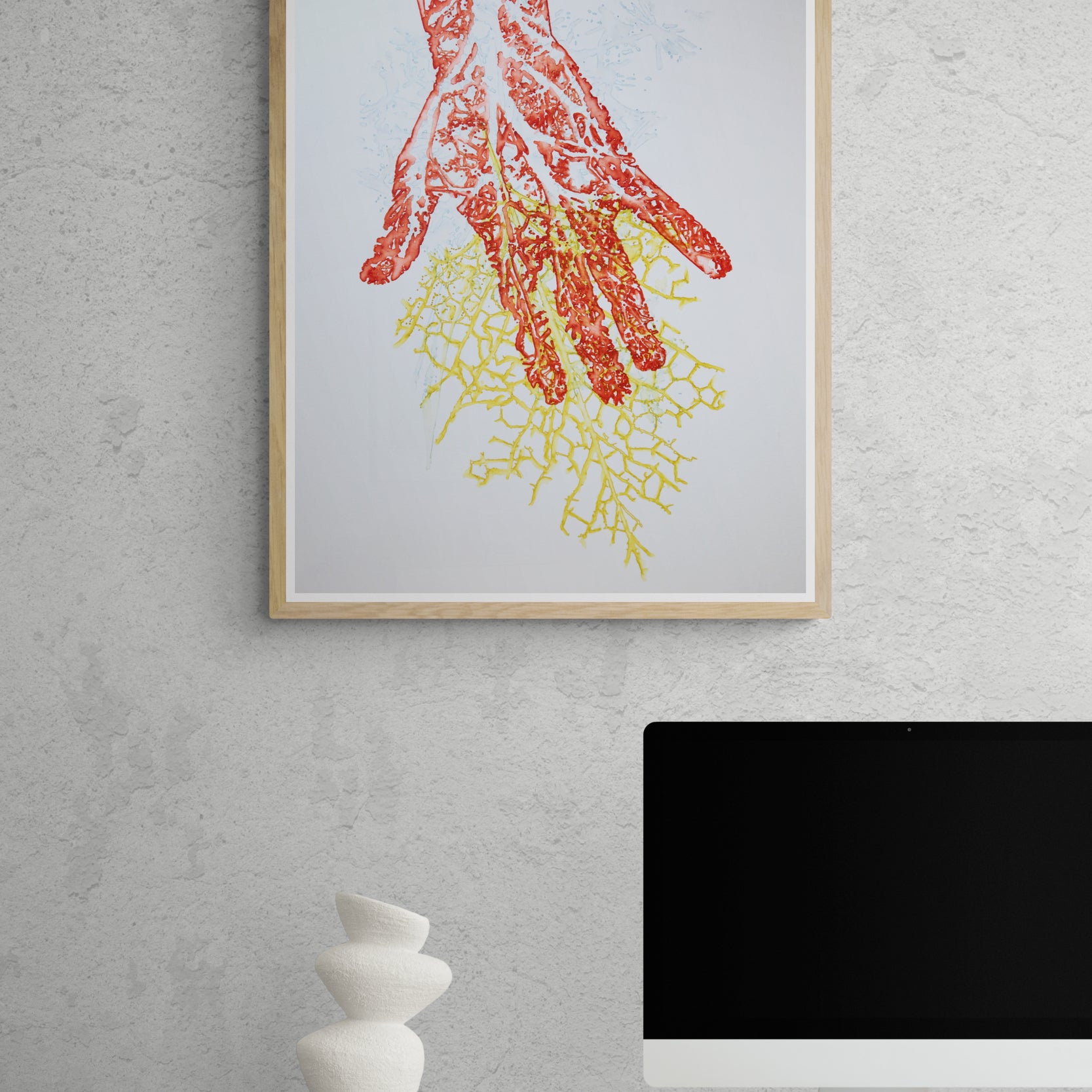 Œuvre de la collection Métamorphe encadrée, aquarelle sur papier, motif de main et de feuille, présentée en intérieur.