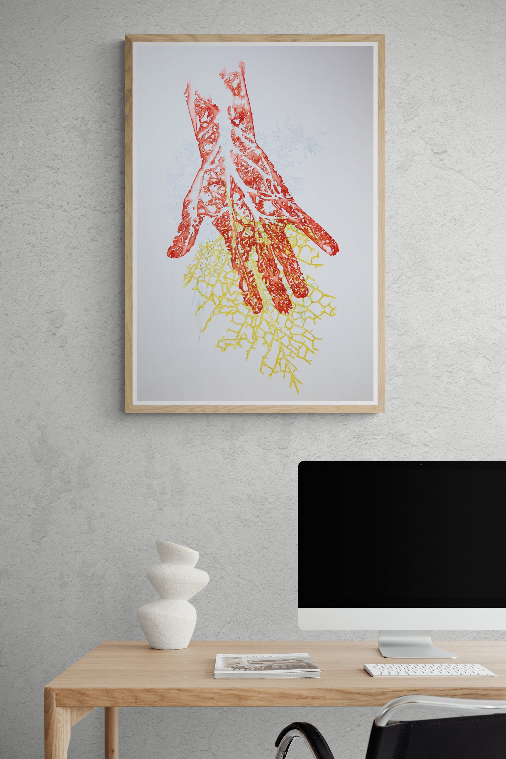 Œuvre de la collection Métamorphe encadrée, aquarelle sur papier, motif de main et de feuille, présentée en intérieur.