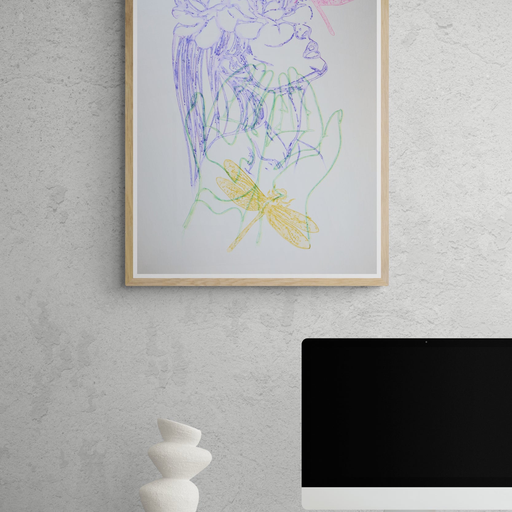 Œuvre de la collection Métamorphe encadrée, aquarelle sur papier, motif de mains, de libellules et d’un visage recouvert de fleurs, présentée en intérieur.
