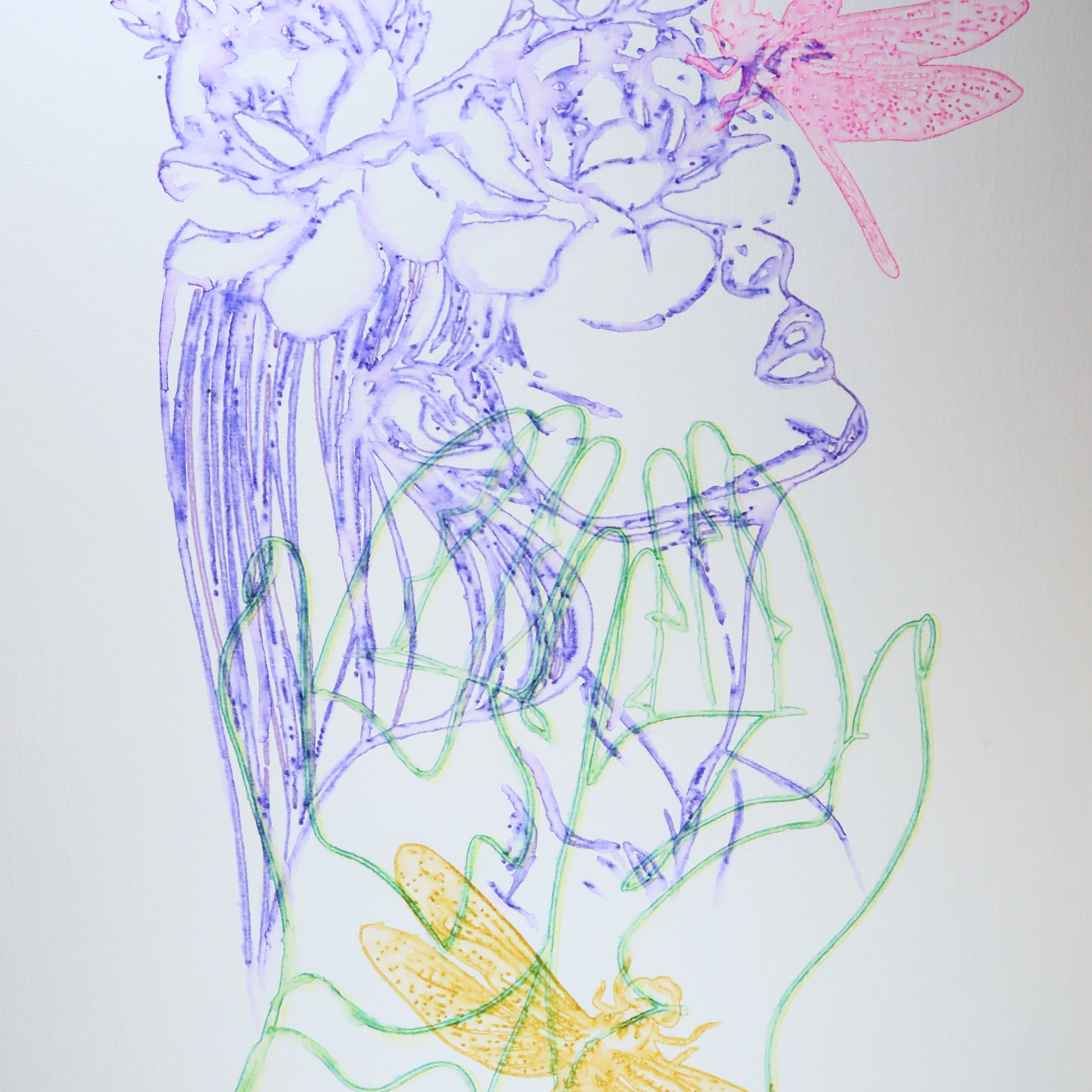 Œuvre originale de la collection Métamorphe, aquarelle sur papier, motif de mains, de libellules et d’un visage recouvert de fleurs.