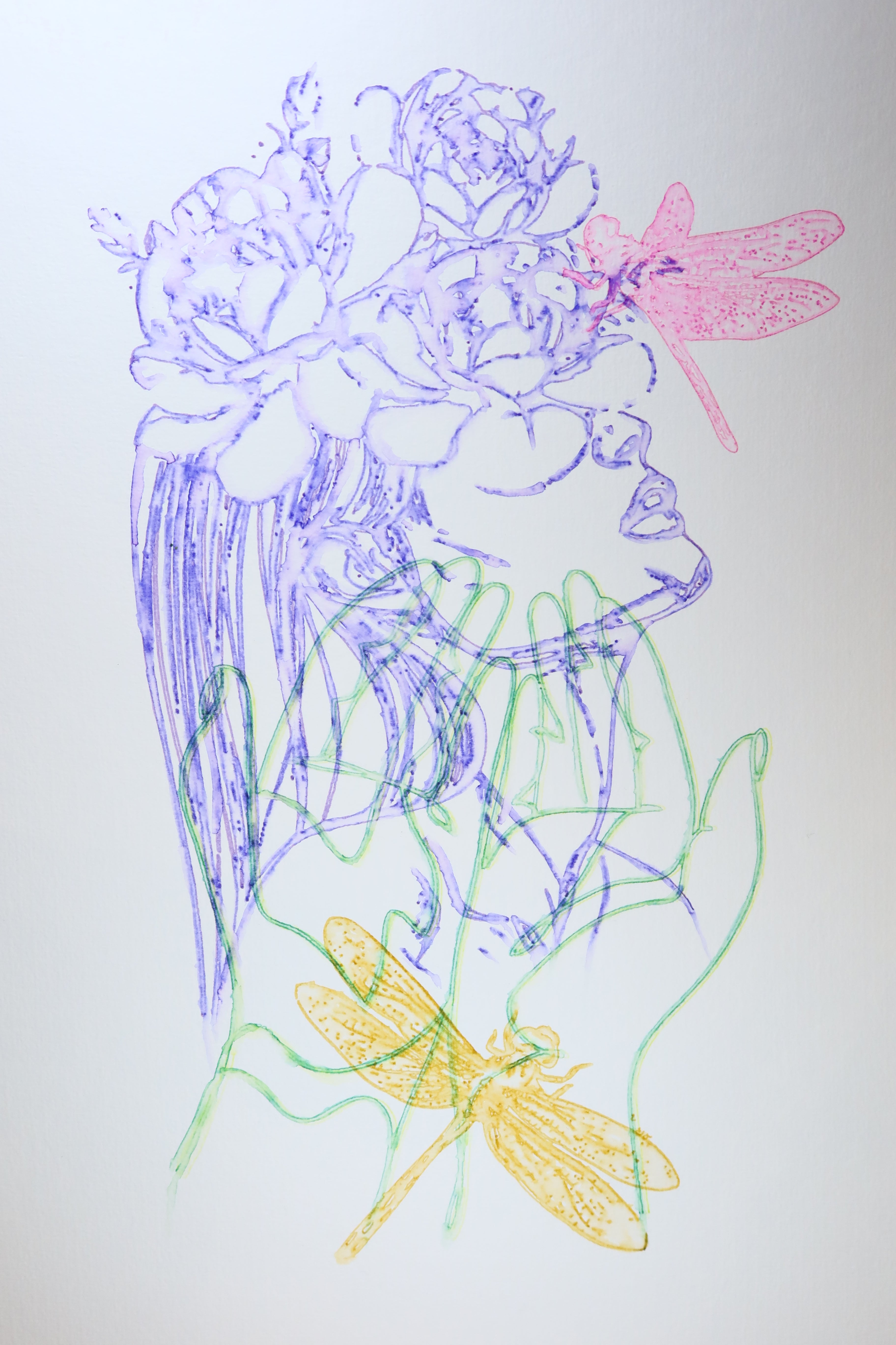 Œuvre originale de la collection Métamorphe, aquarelle sur papier, motif de mains, de libellules et d’un visage recouvert de fleurs.