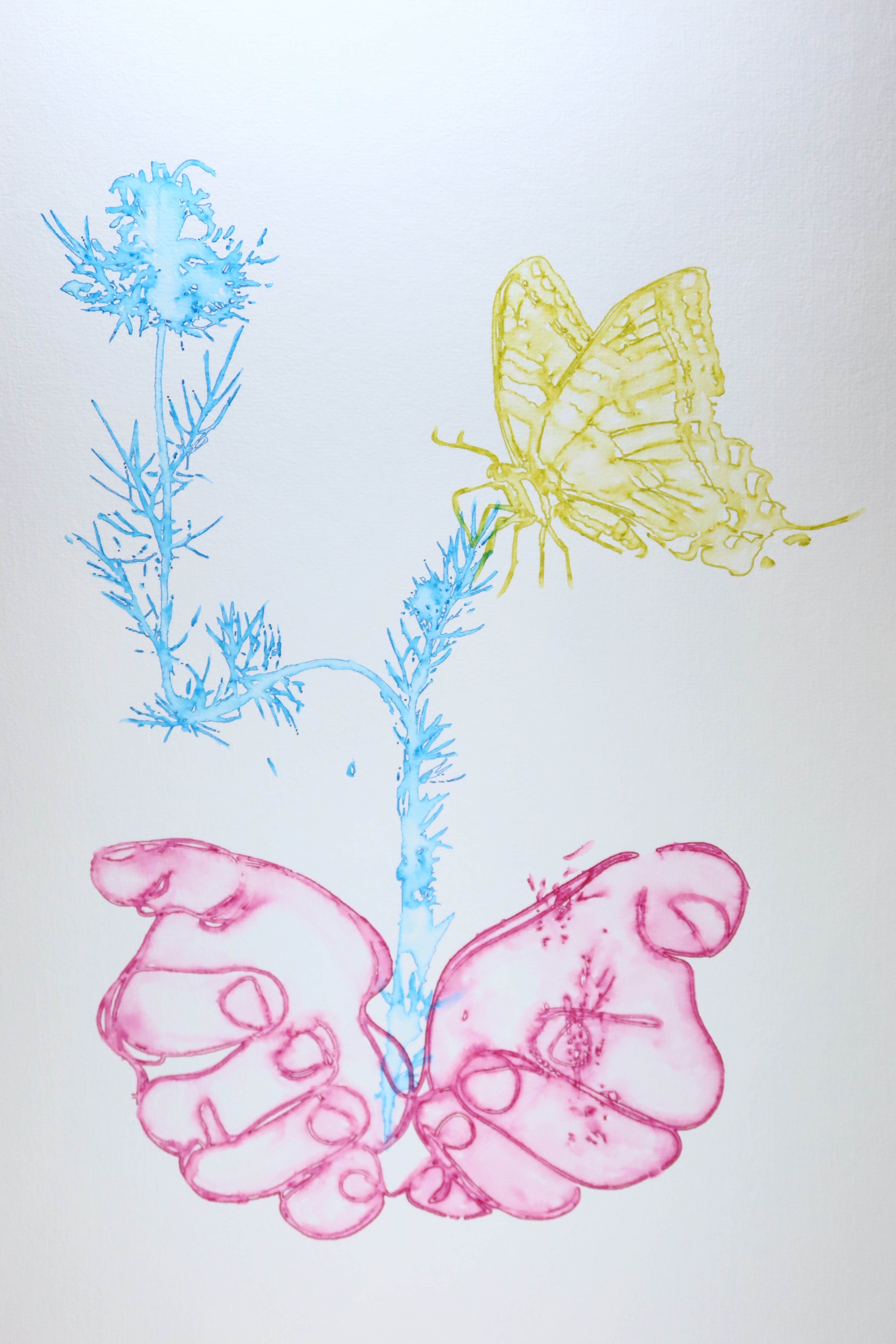 Œuvre originale de la collection Métamorphe, aquarelle sur papier, motif de mains et de papillon, aux teintes rose, bleu et jaune.