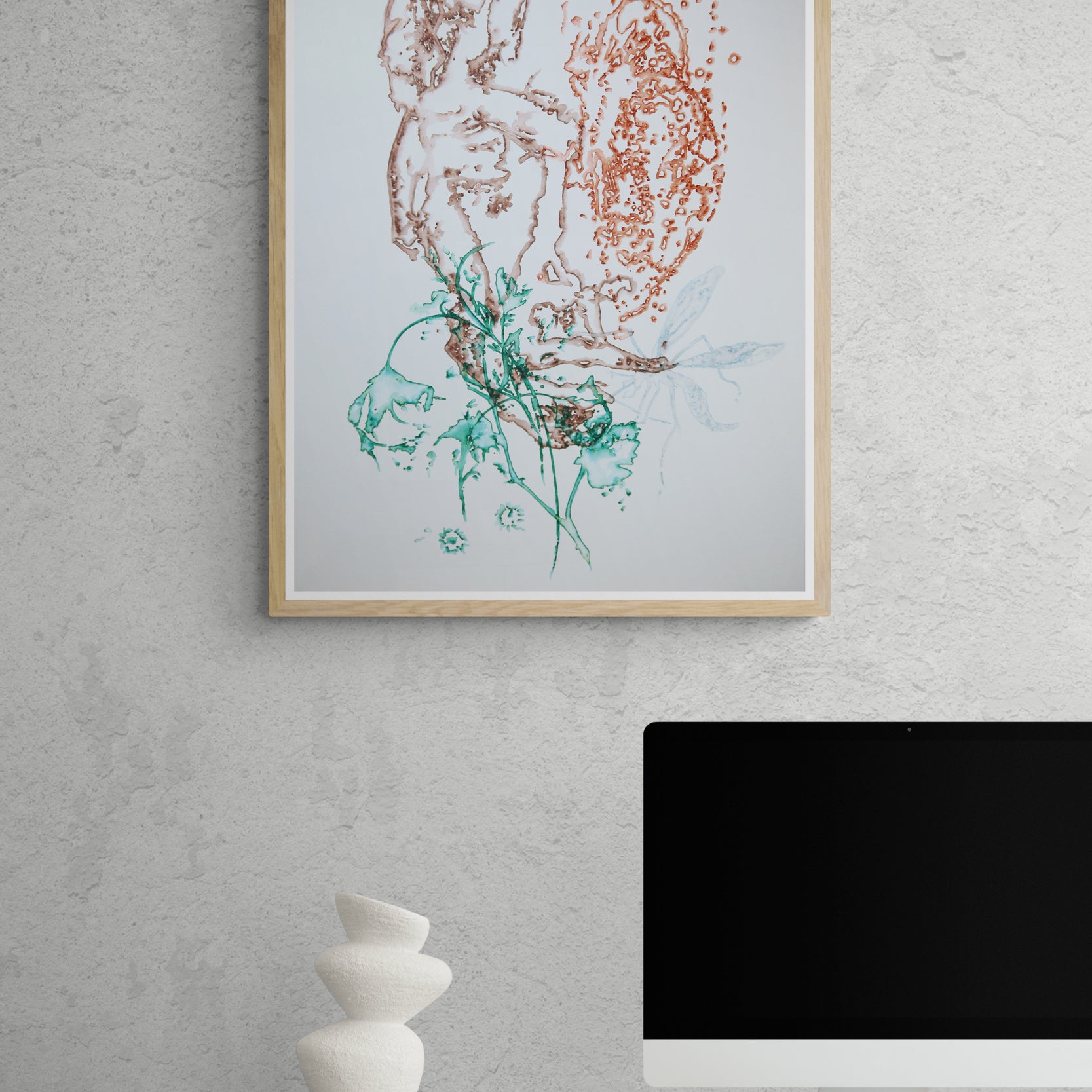 Œuvre de la collection Métamorphe encadrée, aquarelle sur papier, motif de visage, de fleur et de libellule, au rendu délicat, présentée en intérieur.