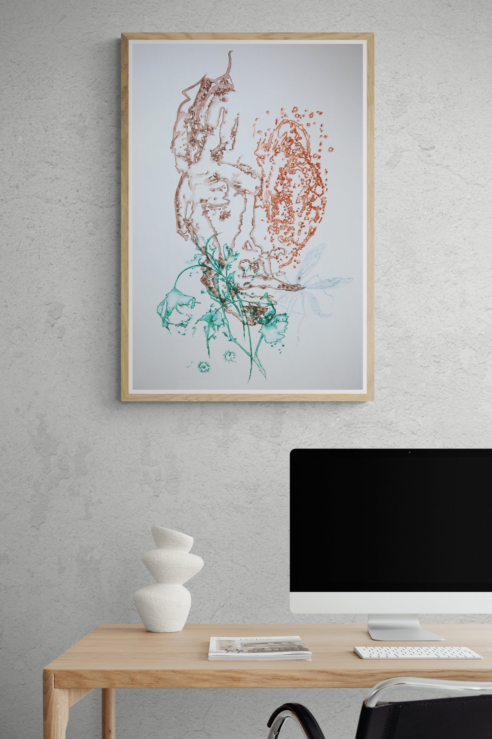 Œuvre de la collection Métamorphe encadrée, aquarelle sur papier, motif de visage, de fleur et de libellule, au rendu délicat, présentée en intérieur.