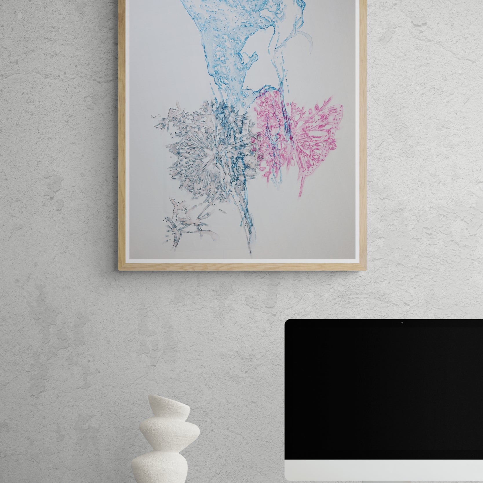 Œuvre de la collection Métamorphe encadrée, aquarelle sur papier, motif de visage et de papillon rose, présentée en intérieur.