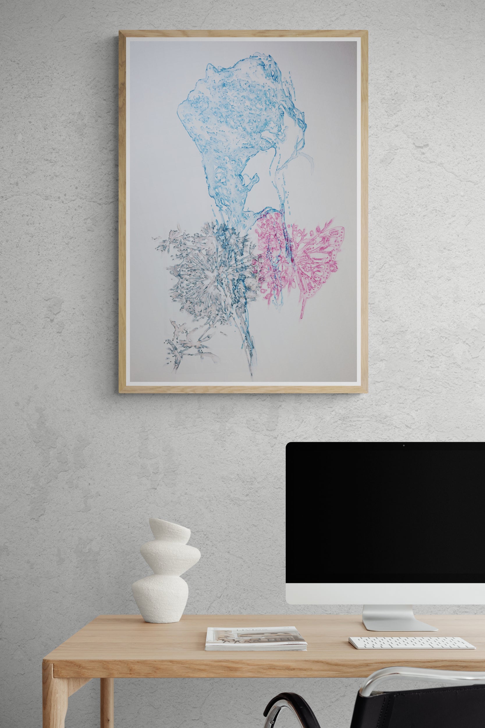 Œuvre de la collection Métamorphe encadrée, aquarelle sur papier, motif de visage et de papillon rose, présentée en intérieur.