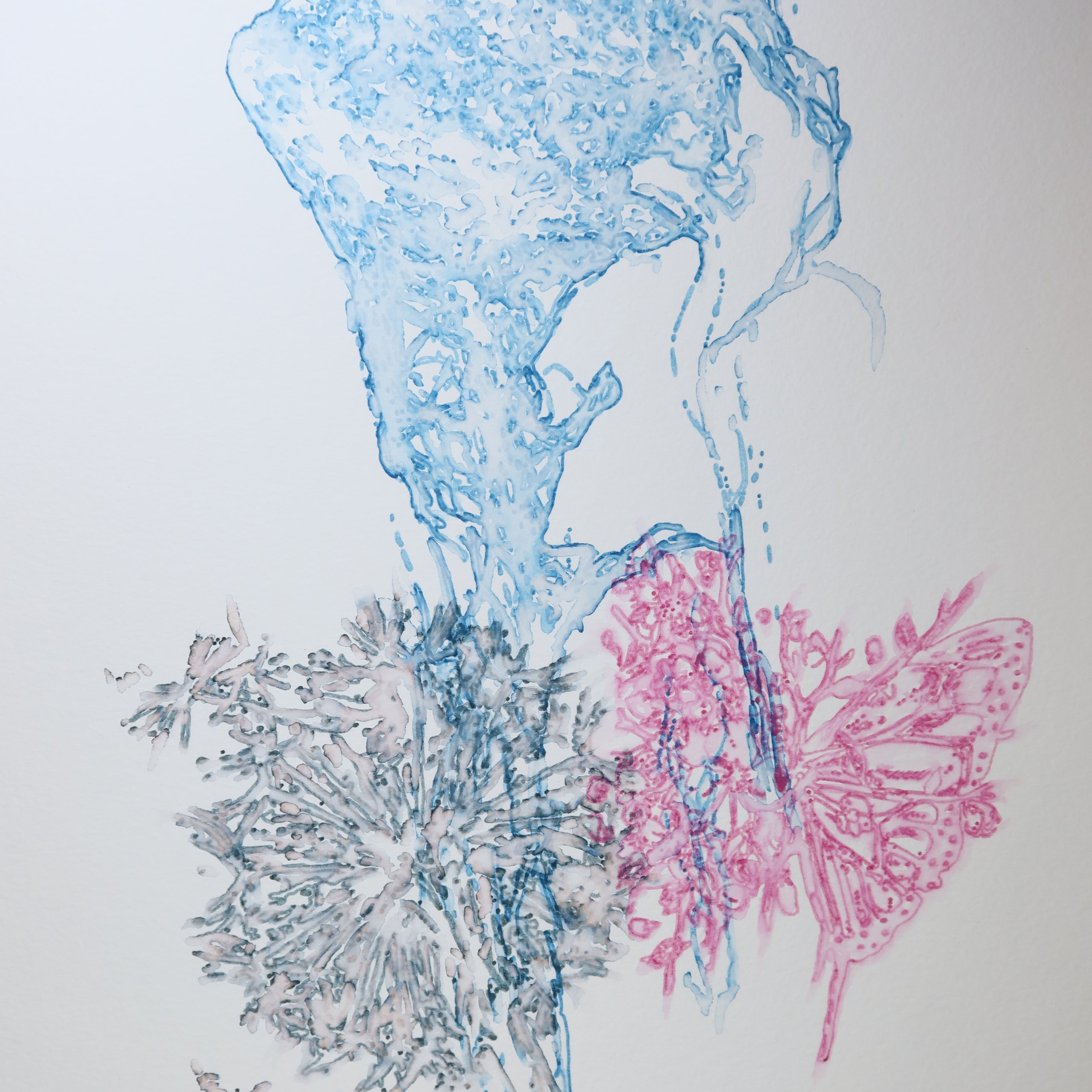 Œuvre originale de la collection Métamorphe, aquarelle sur papier, motif de visage et de papillon rose.