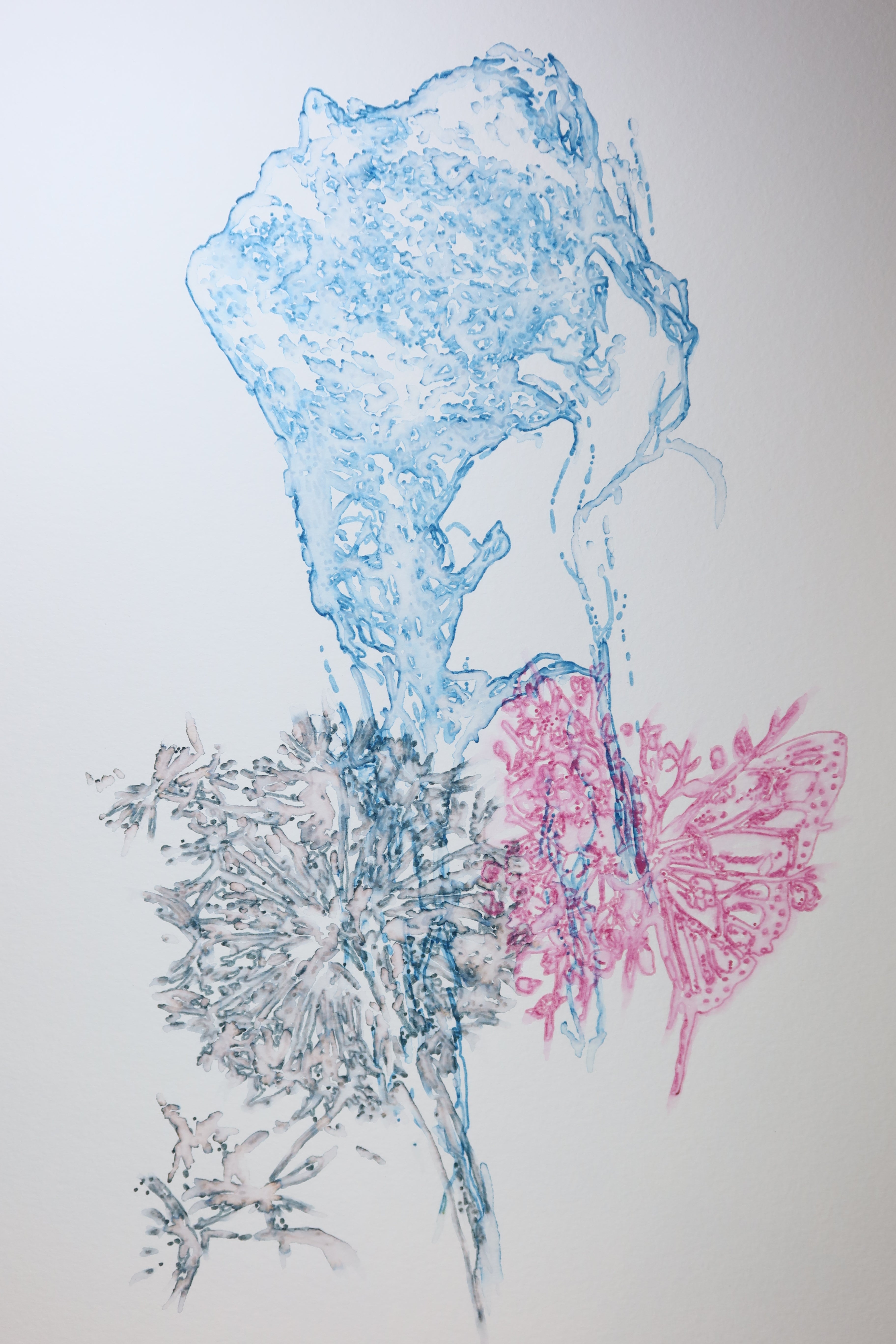 Œuvre originale de la collection Métamorphe, aquarelle sur papier, motif de visage et de papillon rose.