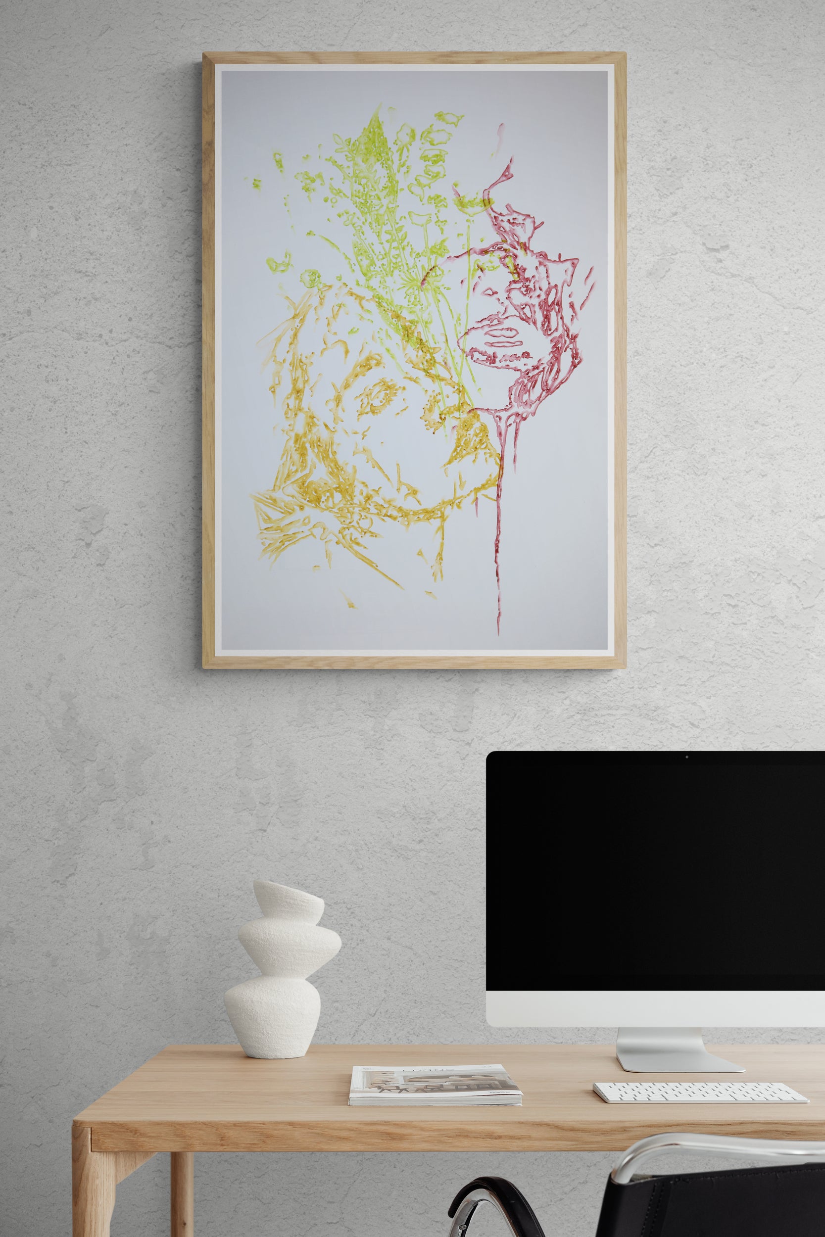 Œuvre de la collection Métamorphe encadrée, aquarelle sur papier, motif de visages entourés de feuillage, au rendu délicat, présentée en intérieur.