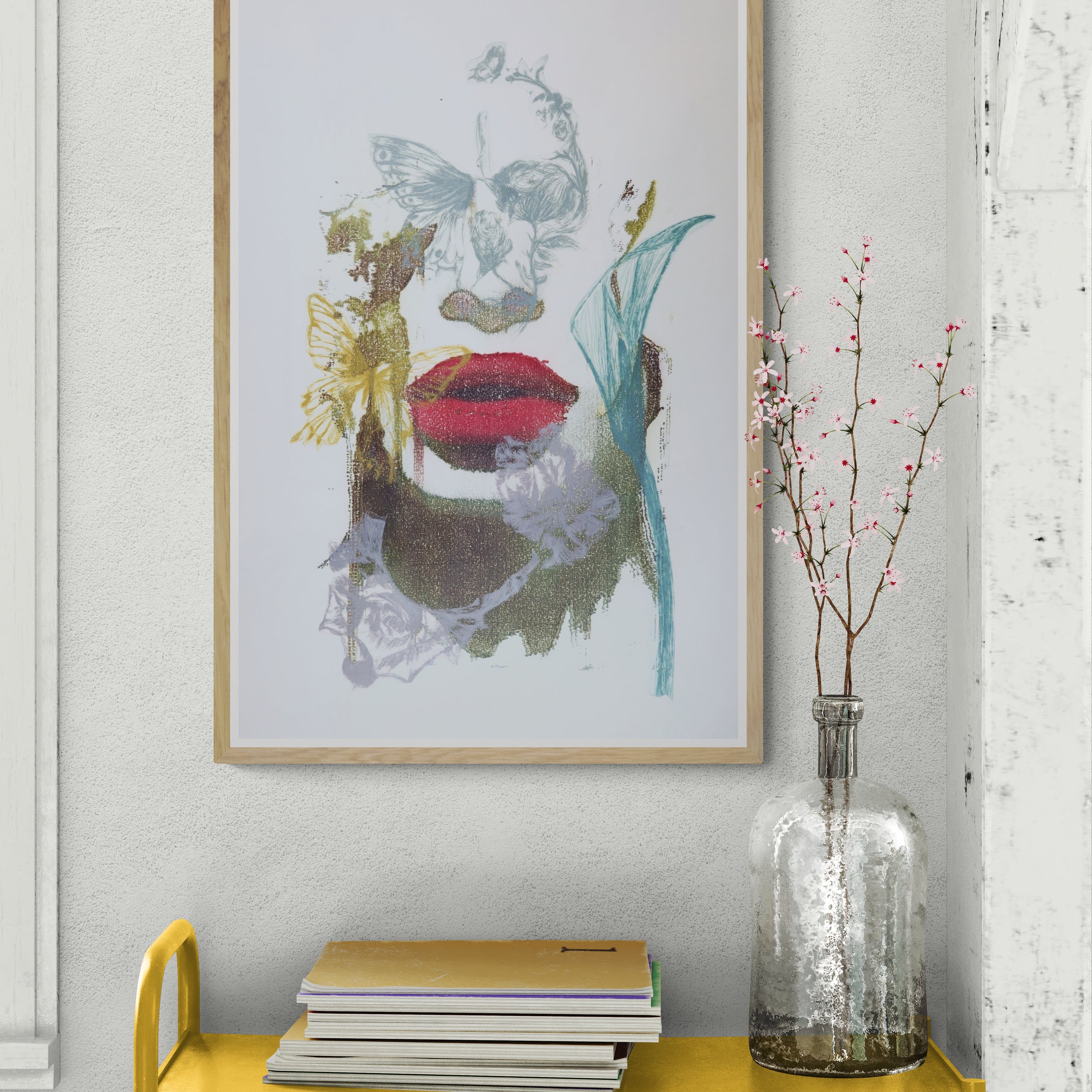 Œuvre de la collection Spiritus encadrée, gravure et image imprimée sur papier, visage fondu avec d’autres éléments, bouche rouge et papillon, présentée en intérieur.