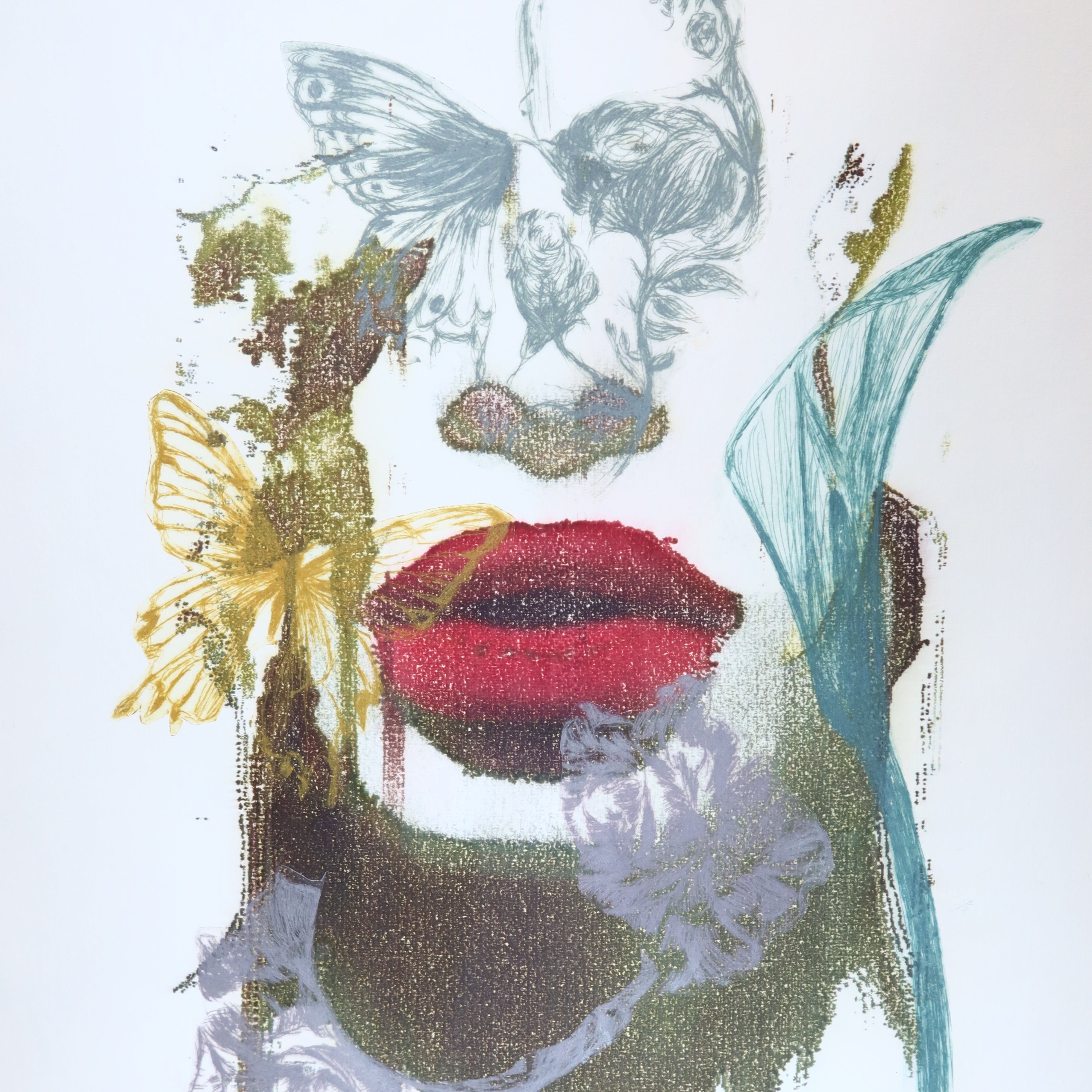 Œuvre originale de la collection Spiritus, gravure et image imprimée sur papier, visage fondu avec d’autres éléments, présence d’une bouche rouge et d’un papillon.