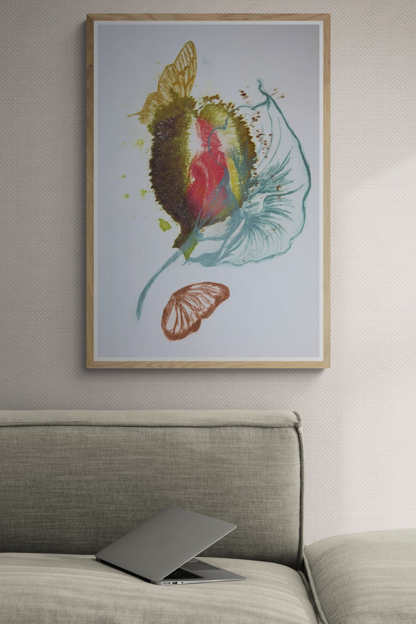 Œuvre de la collection Spiritus, gravure image imprimée représentant une composition botanique avec papillons en mouvement et plante carnivore, présentée dans un espace intérieur paisible.