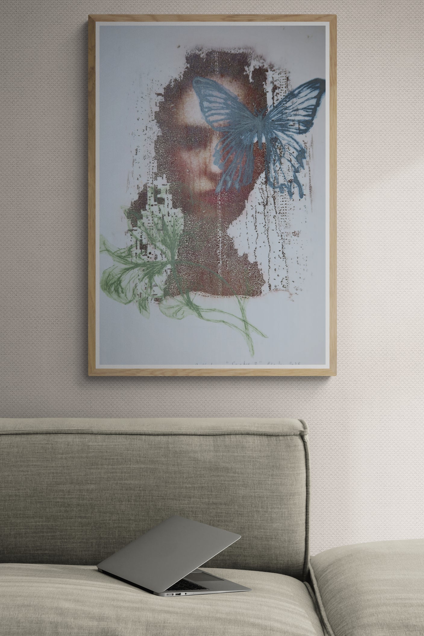 Œuvre de la collection Spiritus, gravure image imprimée représentant un visage de femme, un papillon et une composition, présentée en intérieur.