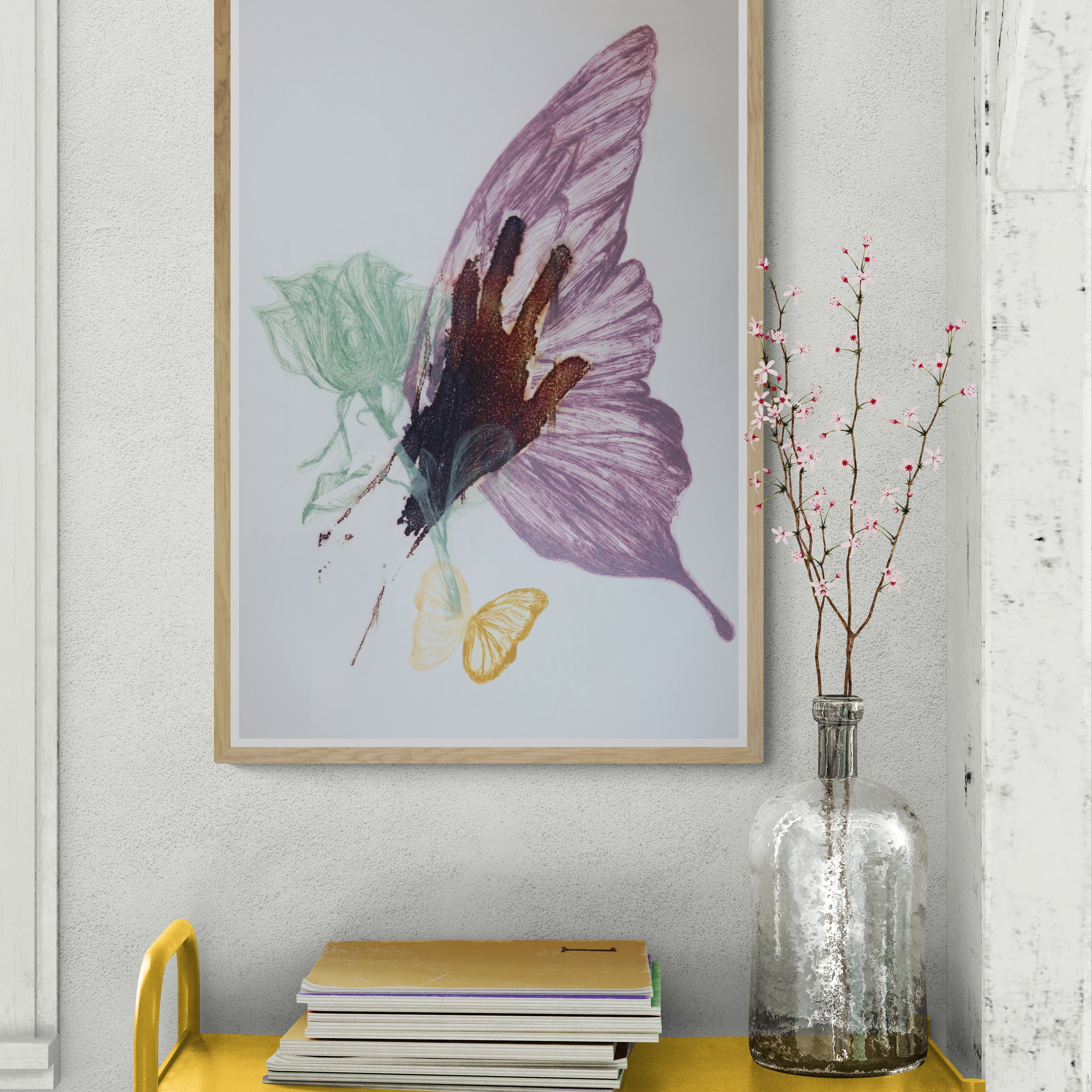 Œuvre de la collection Spiritus encadrée, gravure et image imprimée sur papier, papillons et main, composition expressive, présentée en intérieur.