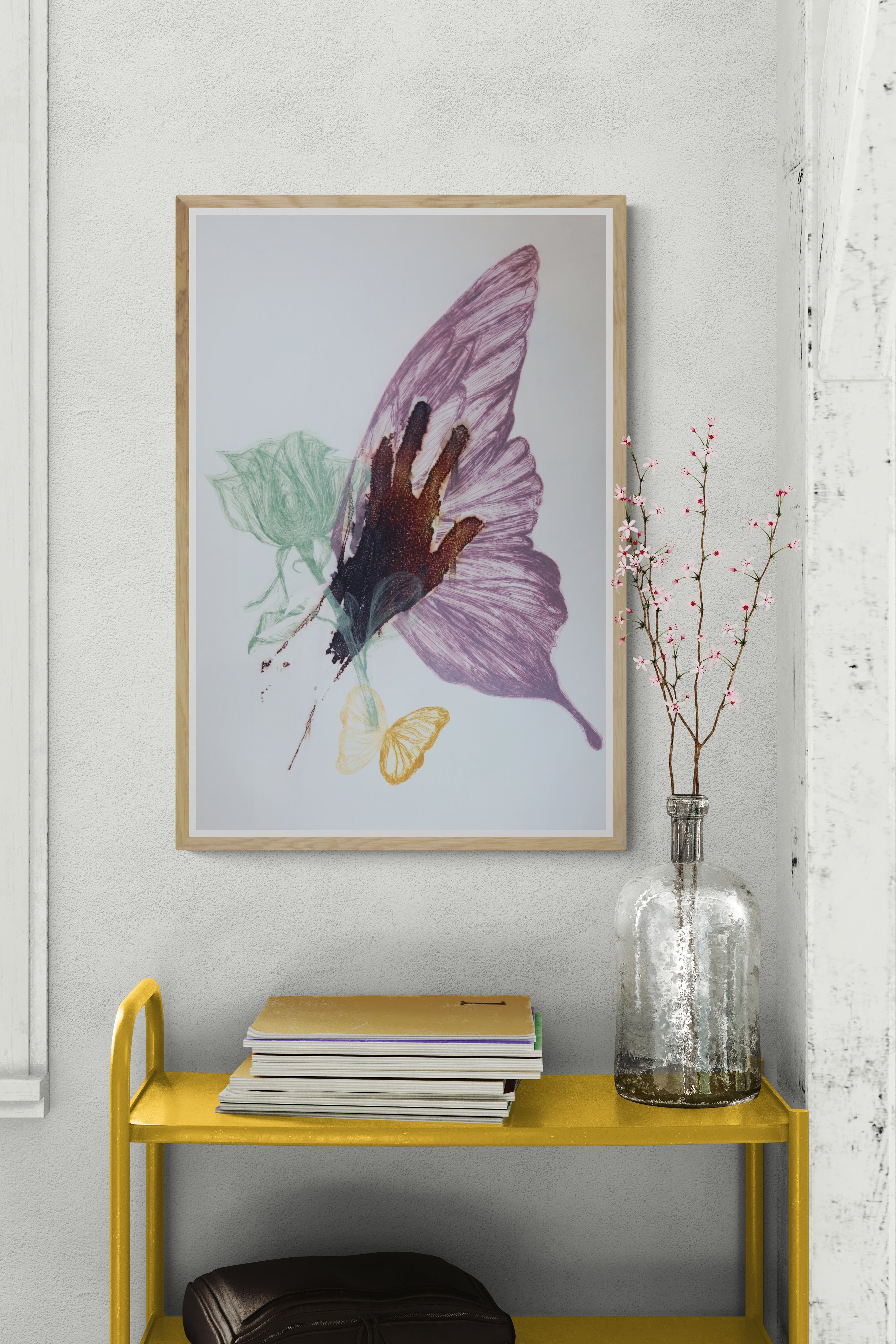 Œuvre de la collection Spiritus encadrée, gravure et image imprimée sur papier, papillons et main, composition expressive, présentée en intérieur.