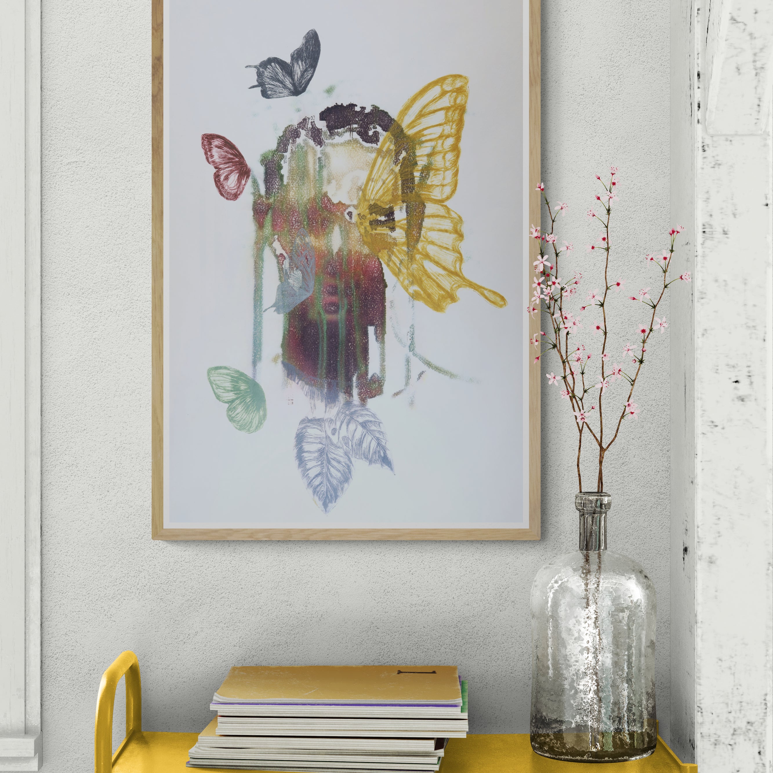 Œuvre de la collection Spiritus encadrée, gravure et image imprimée sur papier, visage intégré, composition avec papillons et éléments botaniques, présentée en intérieur.