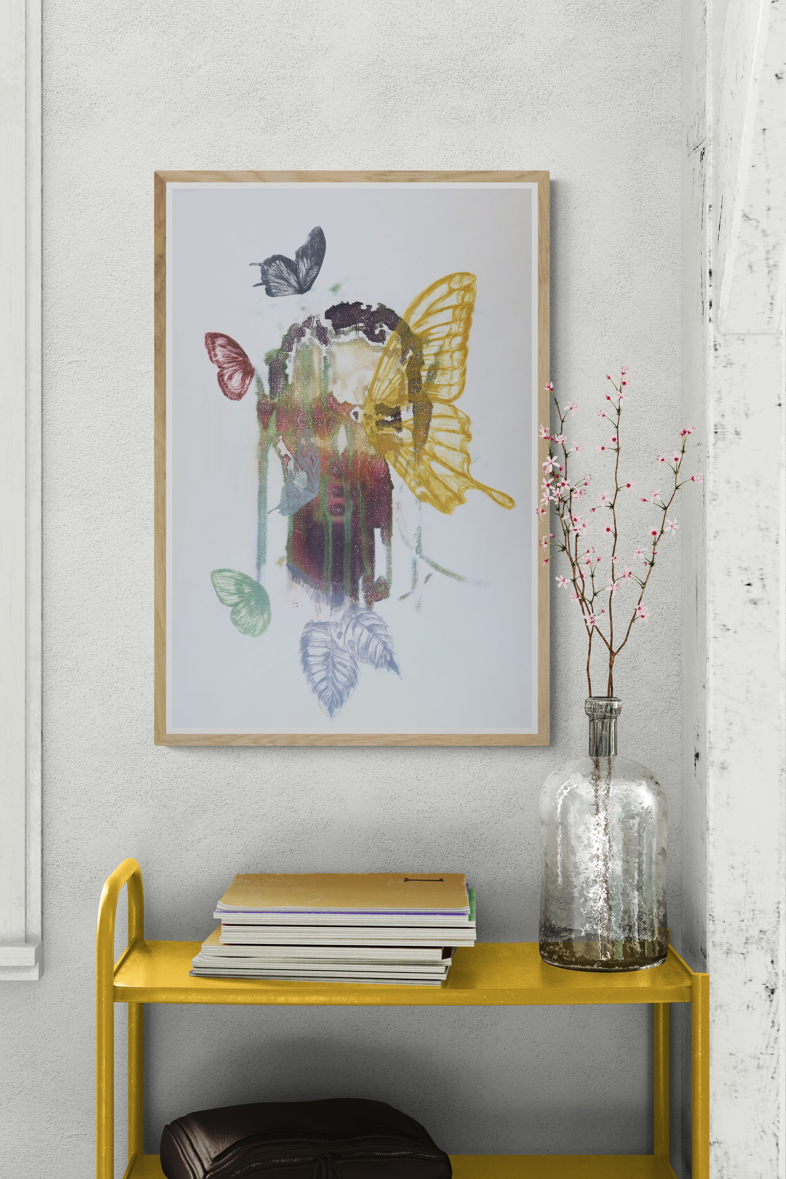 Œuvre de la collection Spiritus encadrée, gravure et image imprimée sur papier, visage intégré, composition avec papillons et éléments botaniques, présentée en intérieur.