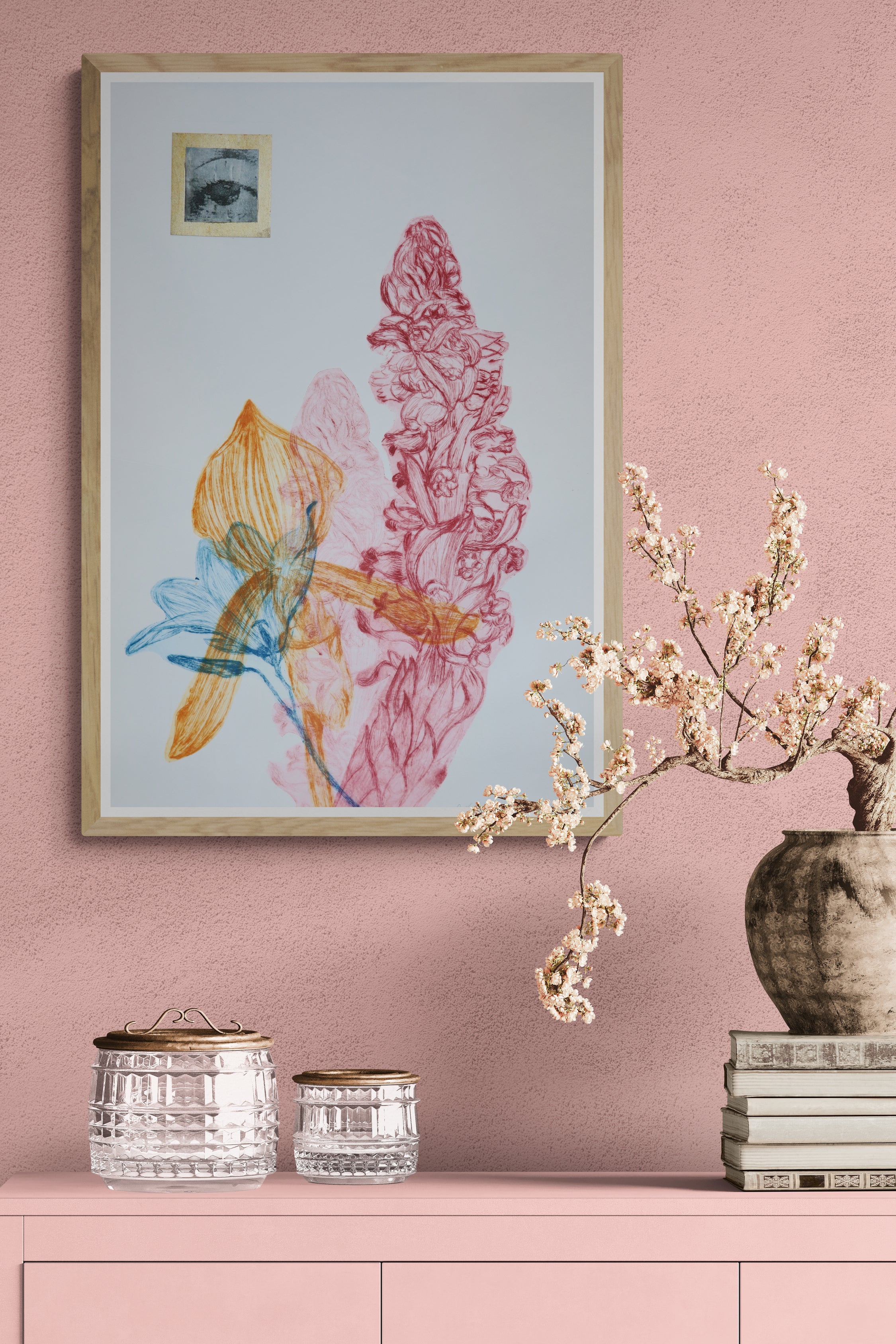 Œuvre de la collection Vanitas encadrée, gravure sur papier, composition florale associée à un motif d’œil, présentée en intérieur.