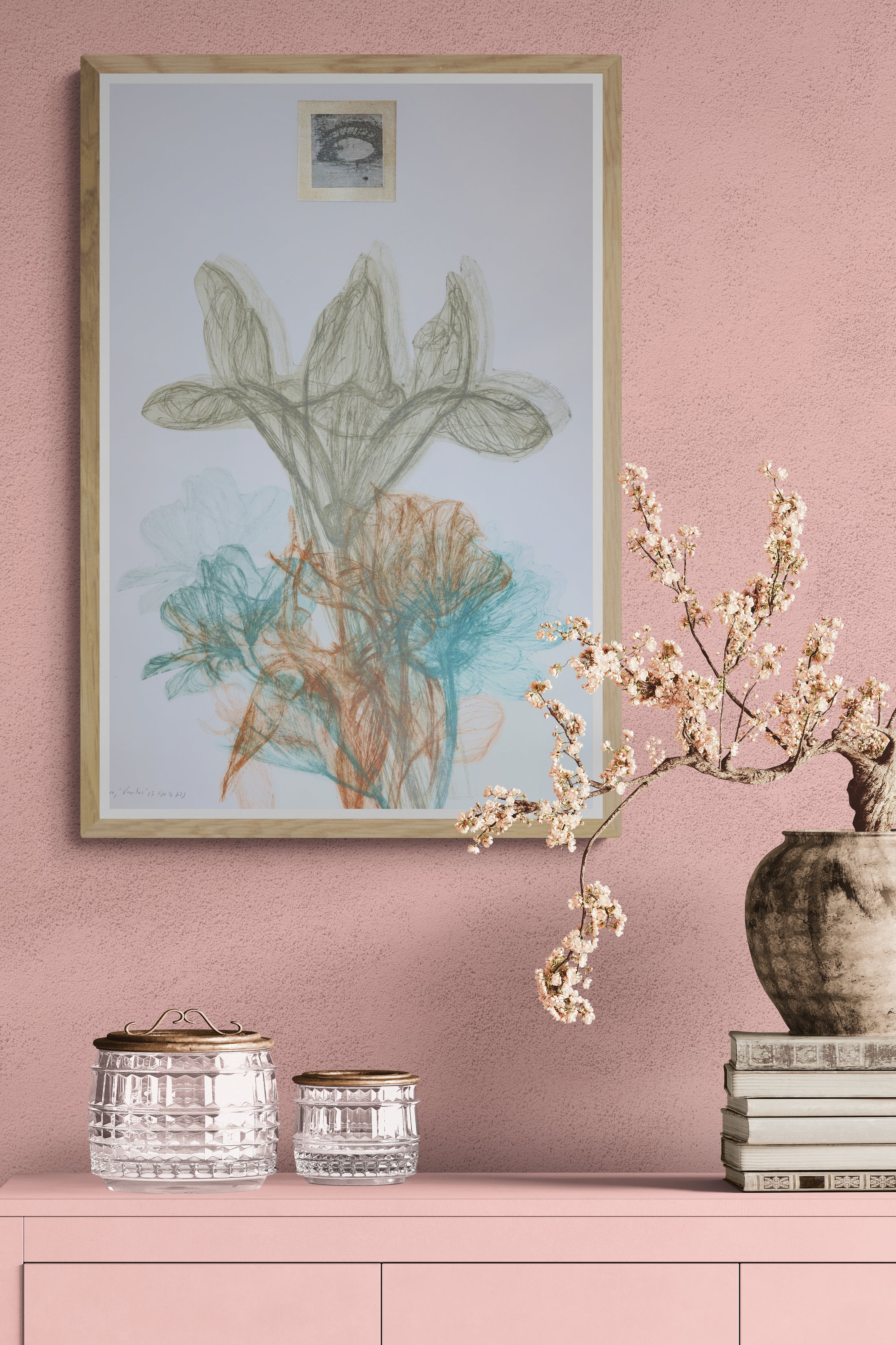 Œuvre de la collection Vanitas encadrée, gravure sur papier, motifs de fleurs au rendu délicat, présentée en intérieur.