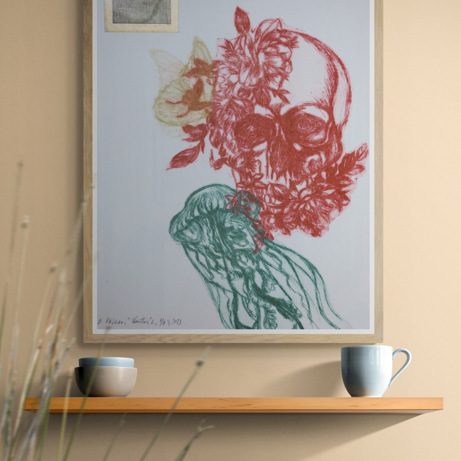 Œuvre de la collection Vanitas, gravure sur papier représentant un crâne, une méduse, une composition florale et un papillon, présentée en intérieur.