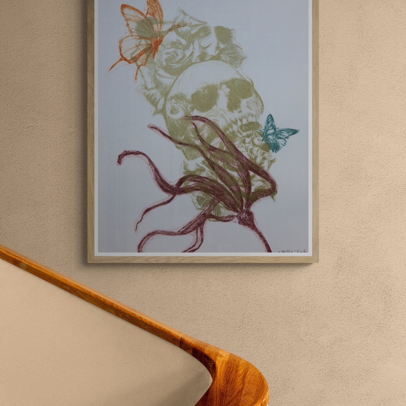 Œuvre de la collection Vanitas, gravure sur papier, crâne, fleurs et papillon, composition mouvementée, présentée en intérieur.