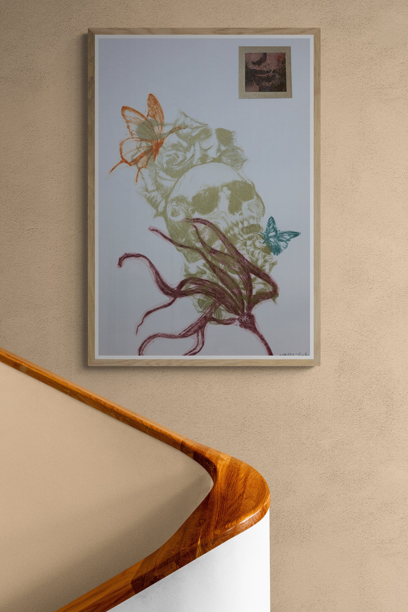 Œuvre de la collection Vanitas, gravure sur papier, crâne, fleurs et papillon, composition mouvementée, présentée en intérieur.