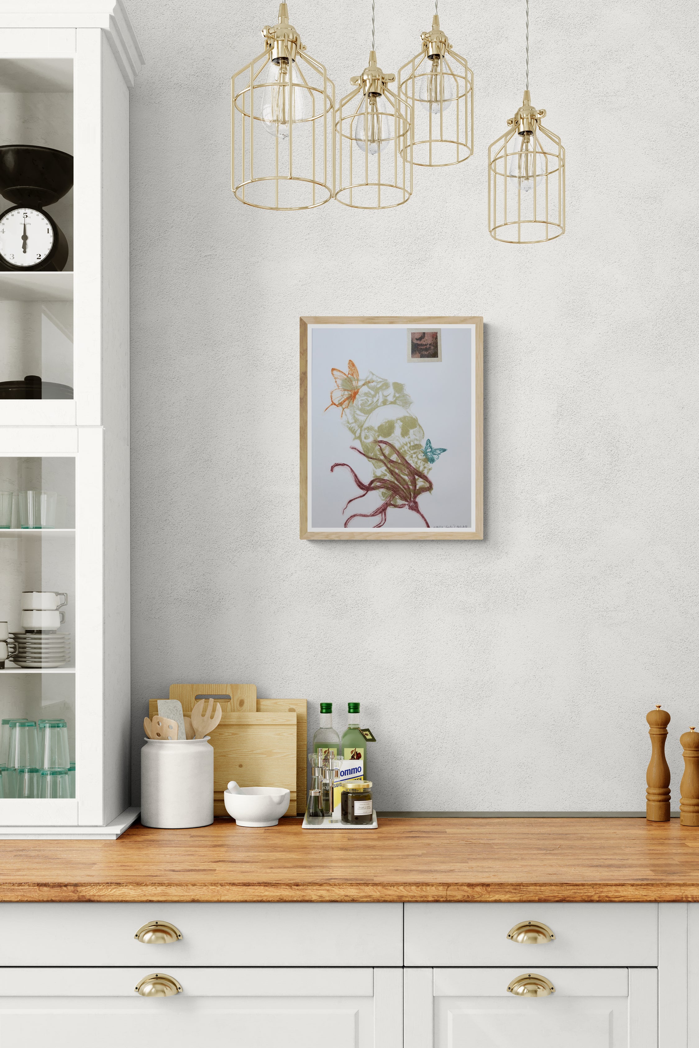 Œuvre encadrée de la collection Vanitas, gravure sur papier, crâne, fleurs et papillon, composition mouvementée, présentée en intérieur.