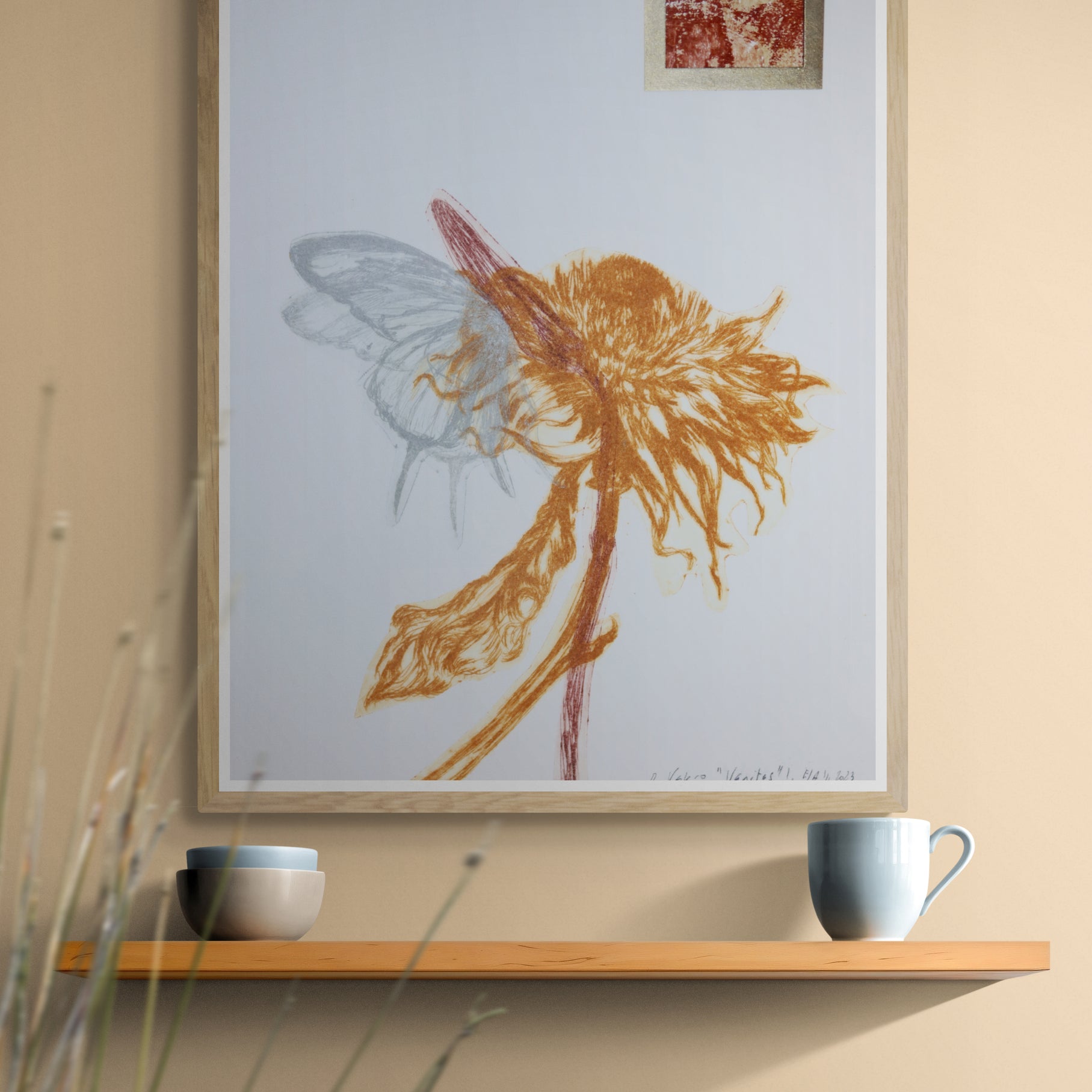 Œuvre de la collection Vanitas, gravure sur papier, fleur aux couleurs naturelles, papillon et pétales en mouvement, présentée en intérieur.