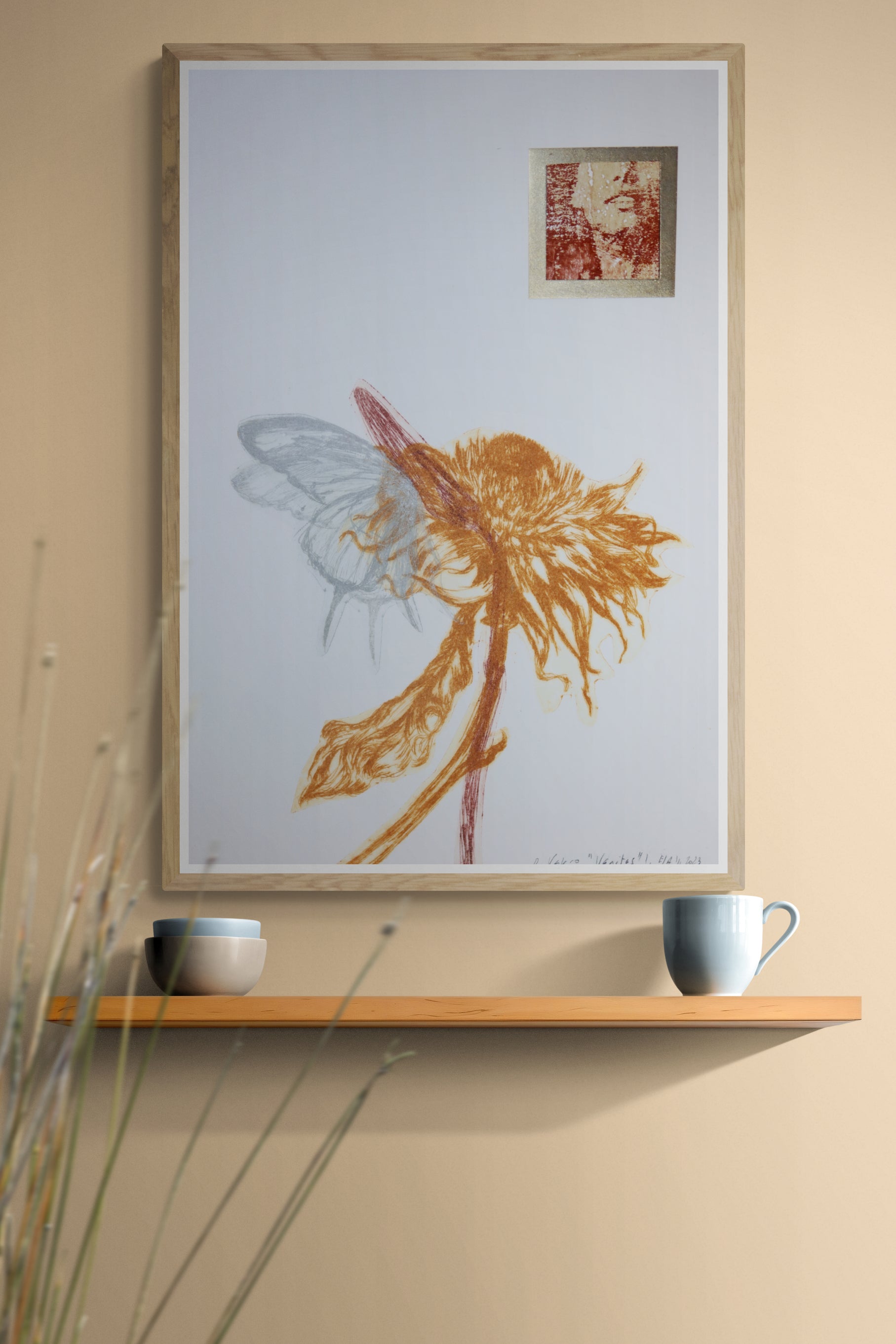 Œuvre de la collection Vanitas, gravure sur papier, fleur aux couleurs naturelles, papillon et pétales en mouvement, présentée en intérieur.