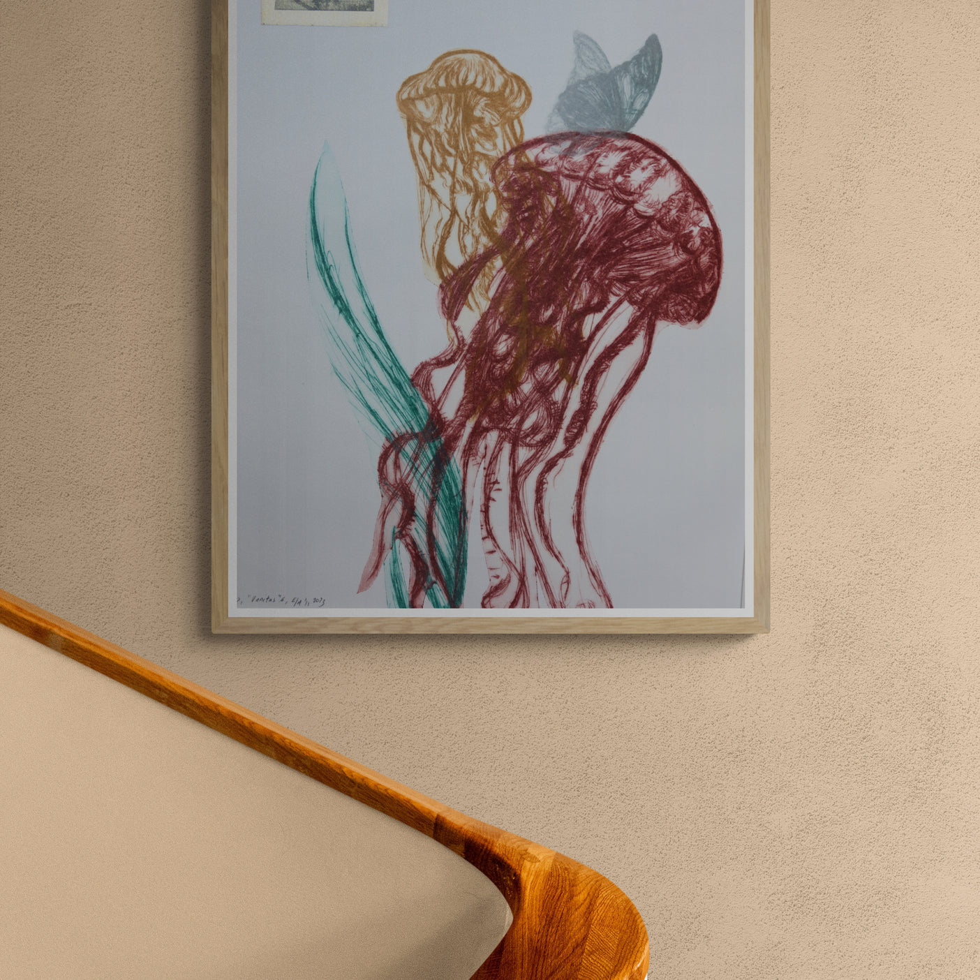 Œuvre de la collection Vanitas, gravure sur papier, composition avec méduses et papillon, présentée en intérieur.