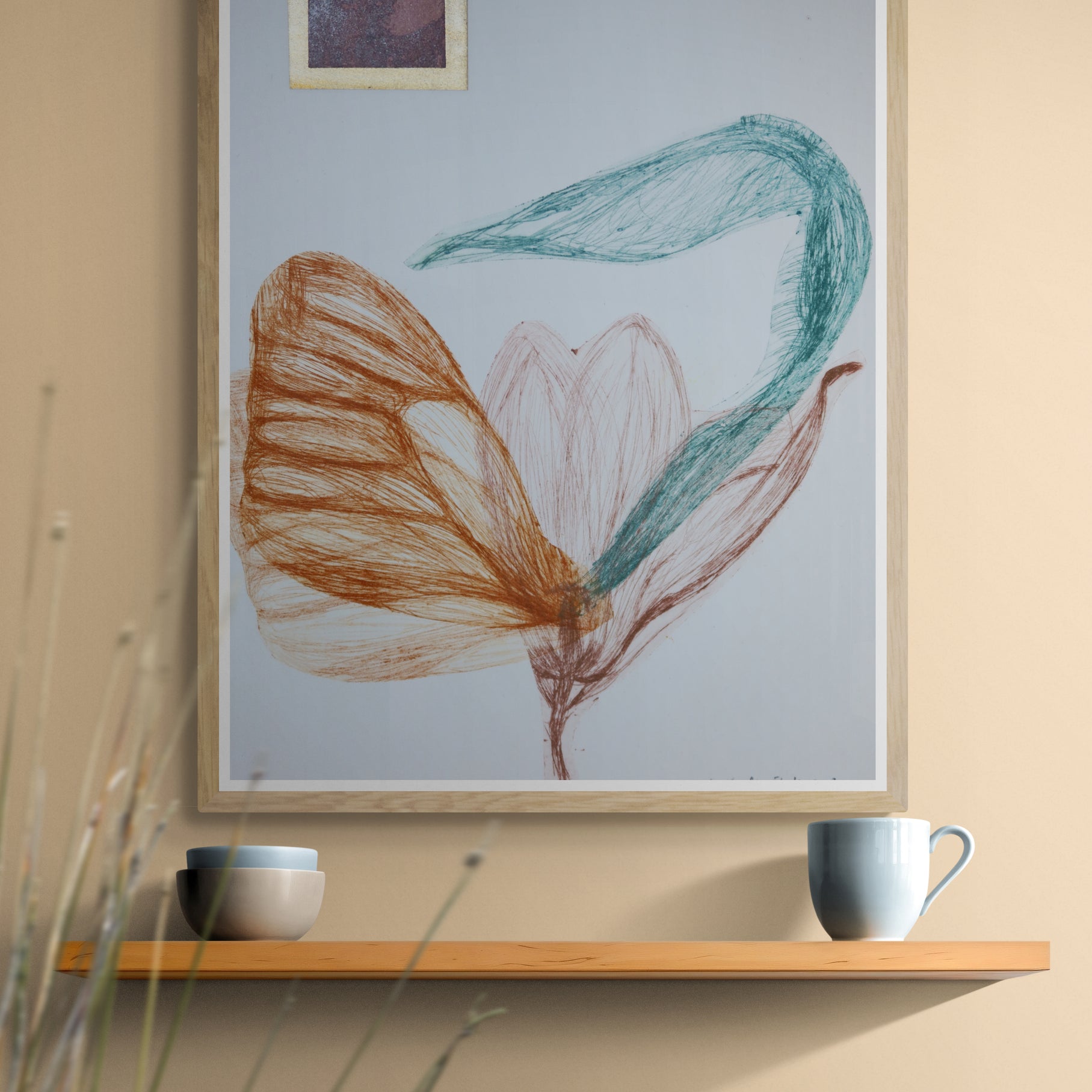Œuvre de la collection Vanitas, gravure sur papier représentant un papillon, une fleur et un visage dans un cadre doré, présentée en intérieur.